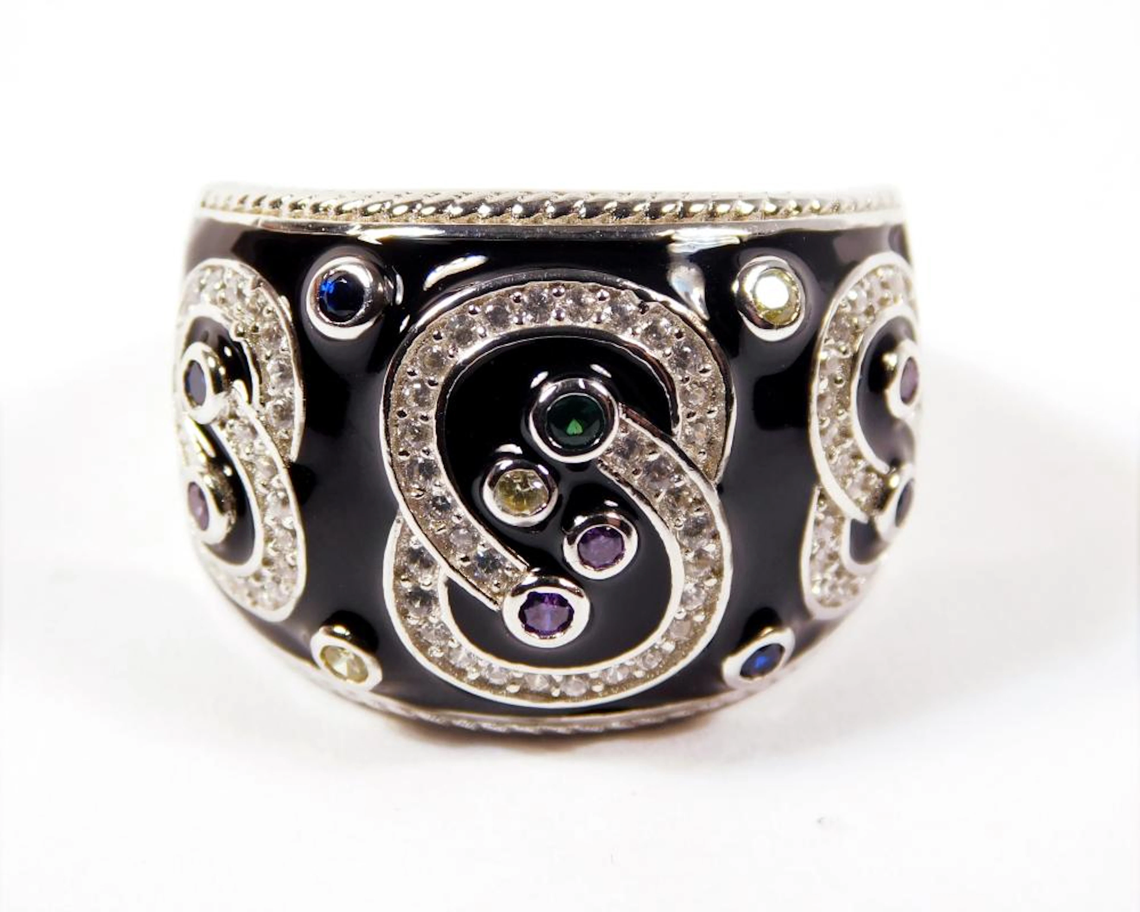 SORTIJA DE DISEÑO en plata con esmalte negro orlada por circonitas