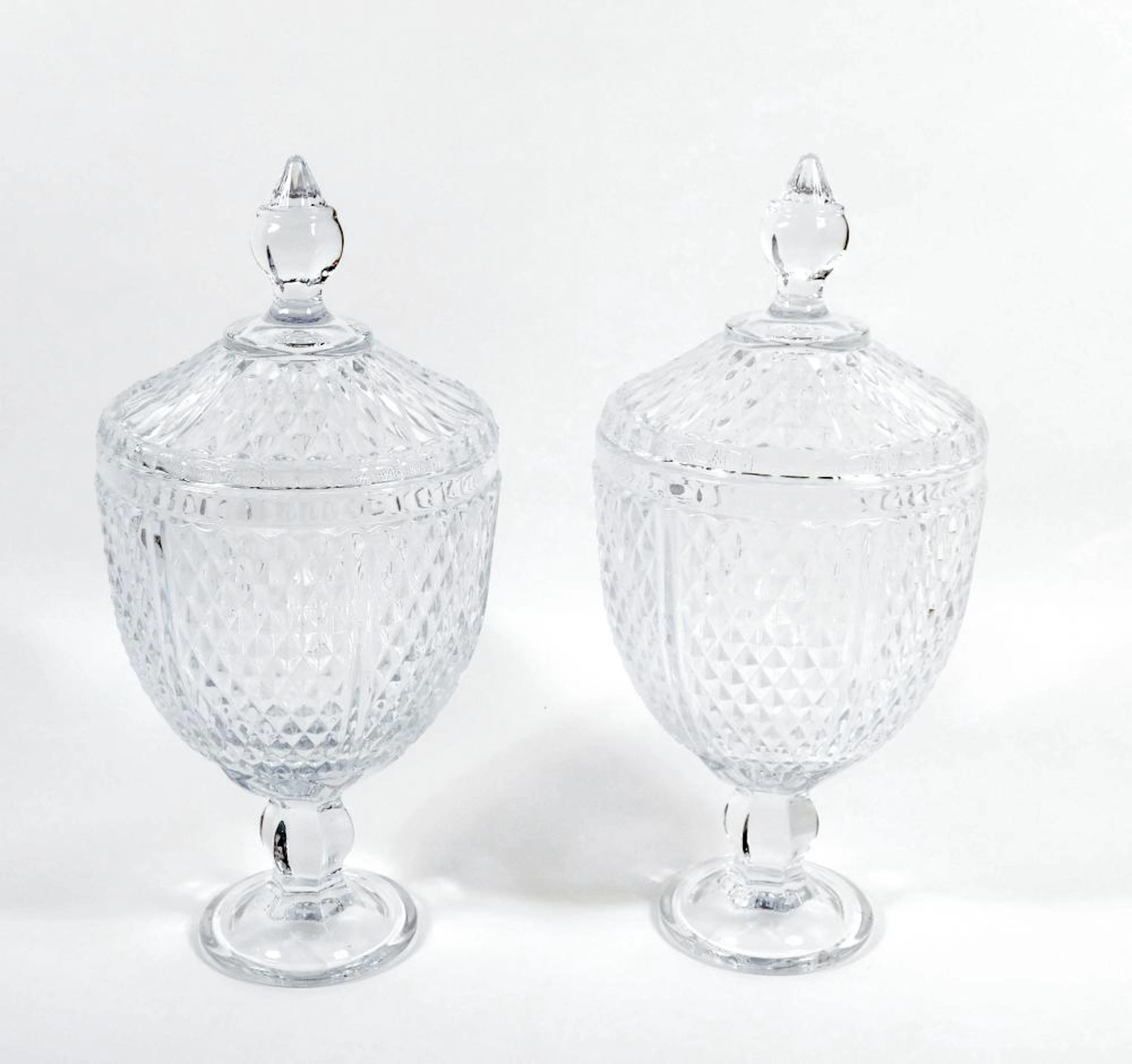 PAREJA DE TÍBORES en cristal prensado y tallado Altura: 35 cm.