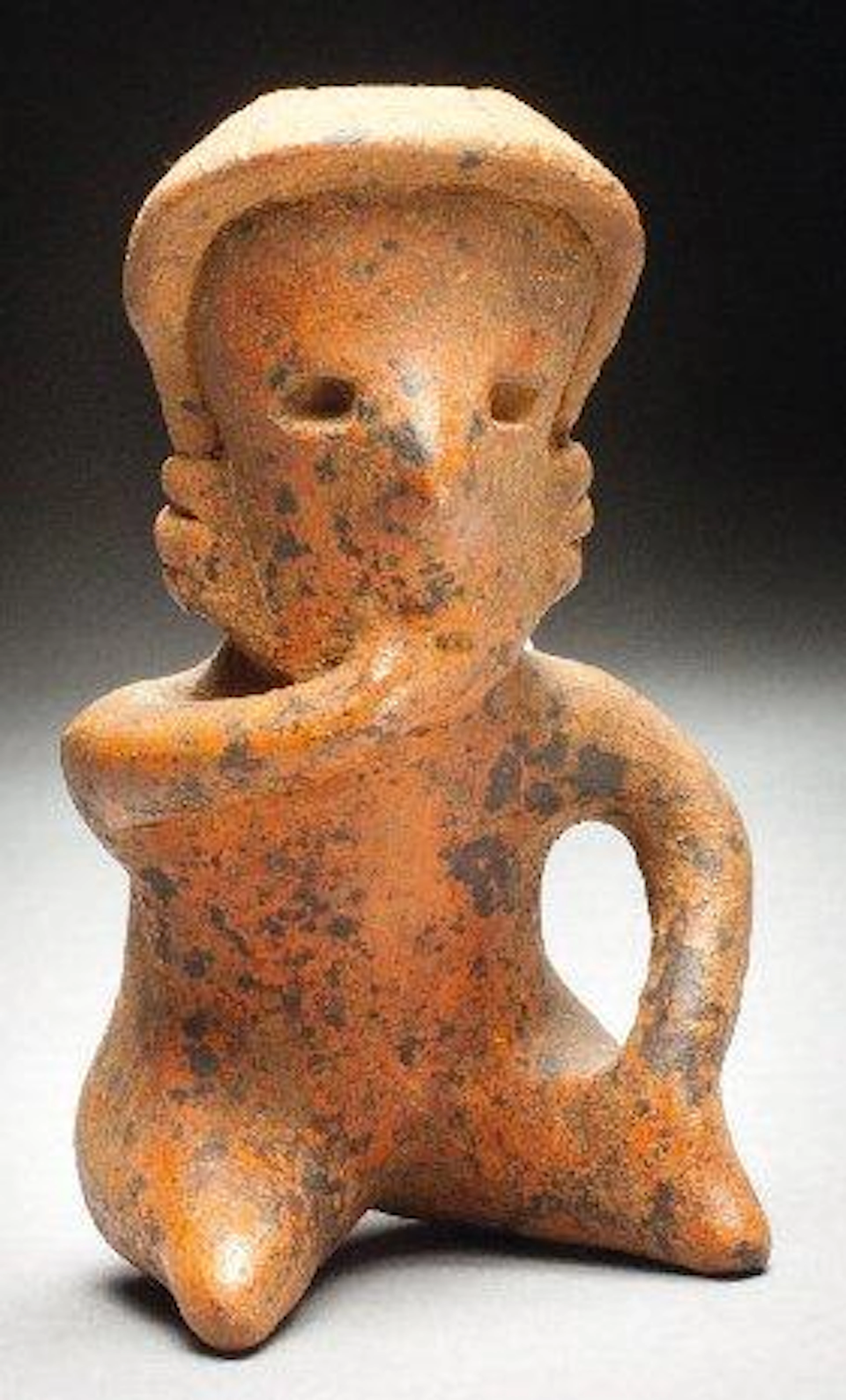 ENSEMBLE COMPOSÉ D'UNE STATUETTE ANTHROPOMORPHE présentant une femme