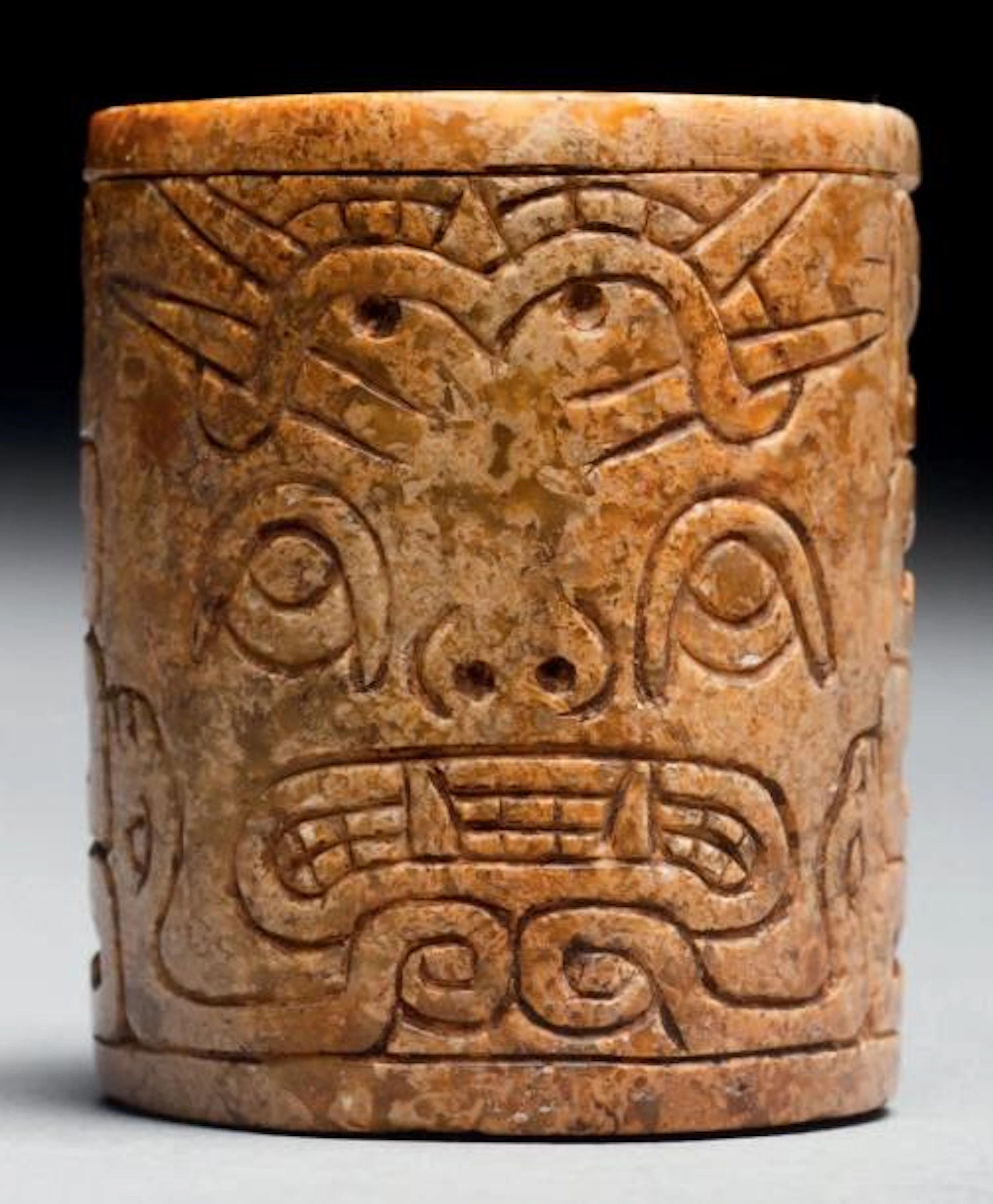MORTIER DE SHAMAN DIMINUTIF présentant un émouvant décor sculpté...