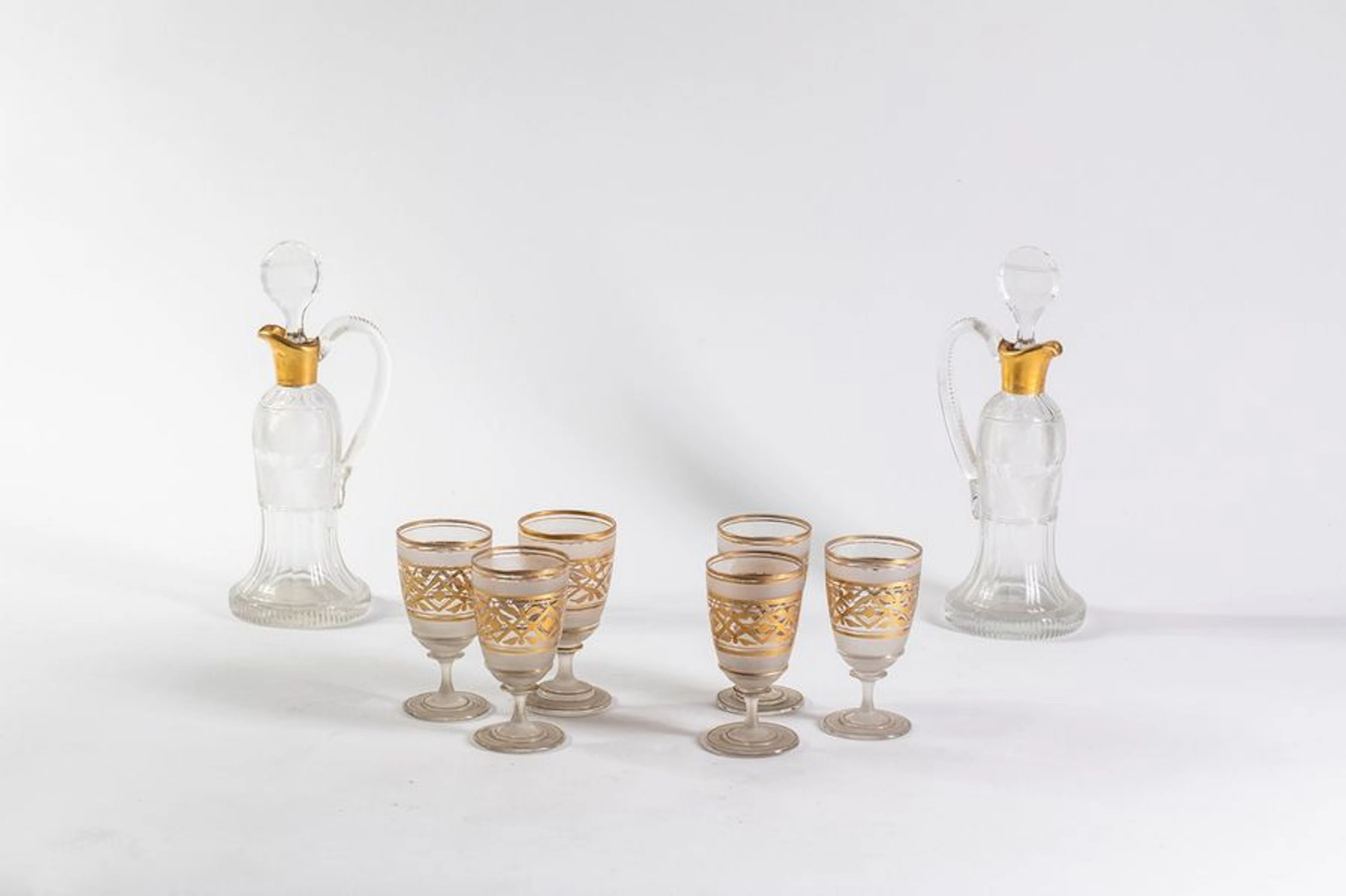 Deux carafes en verre taillé, ensemble de…
