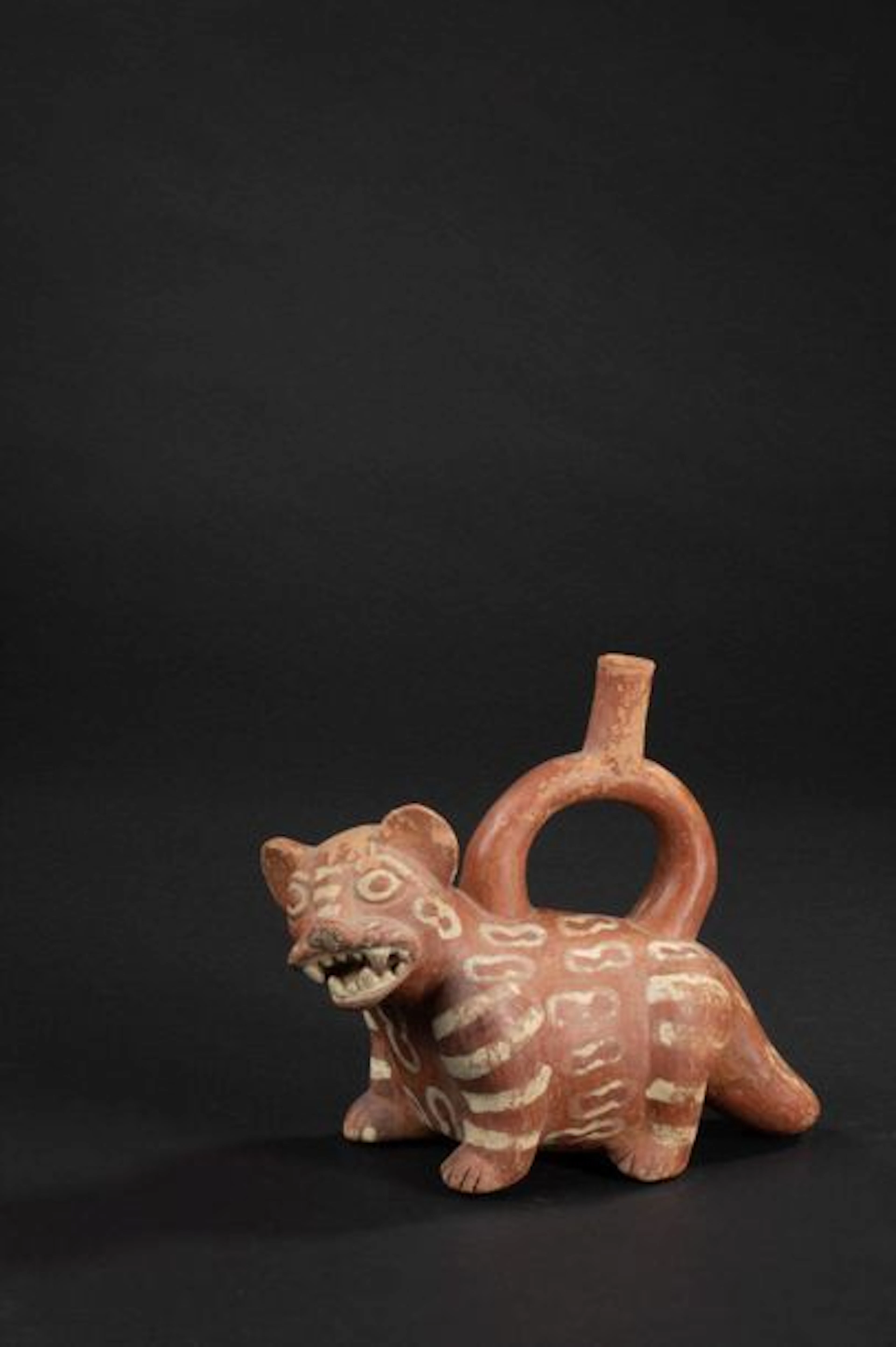 Vase à anse en étrier représentant un jaguar...
