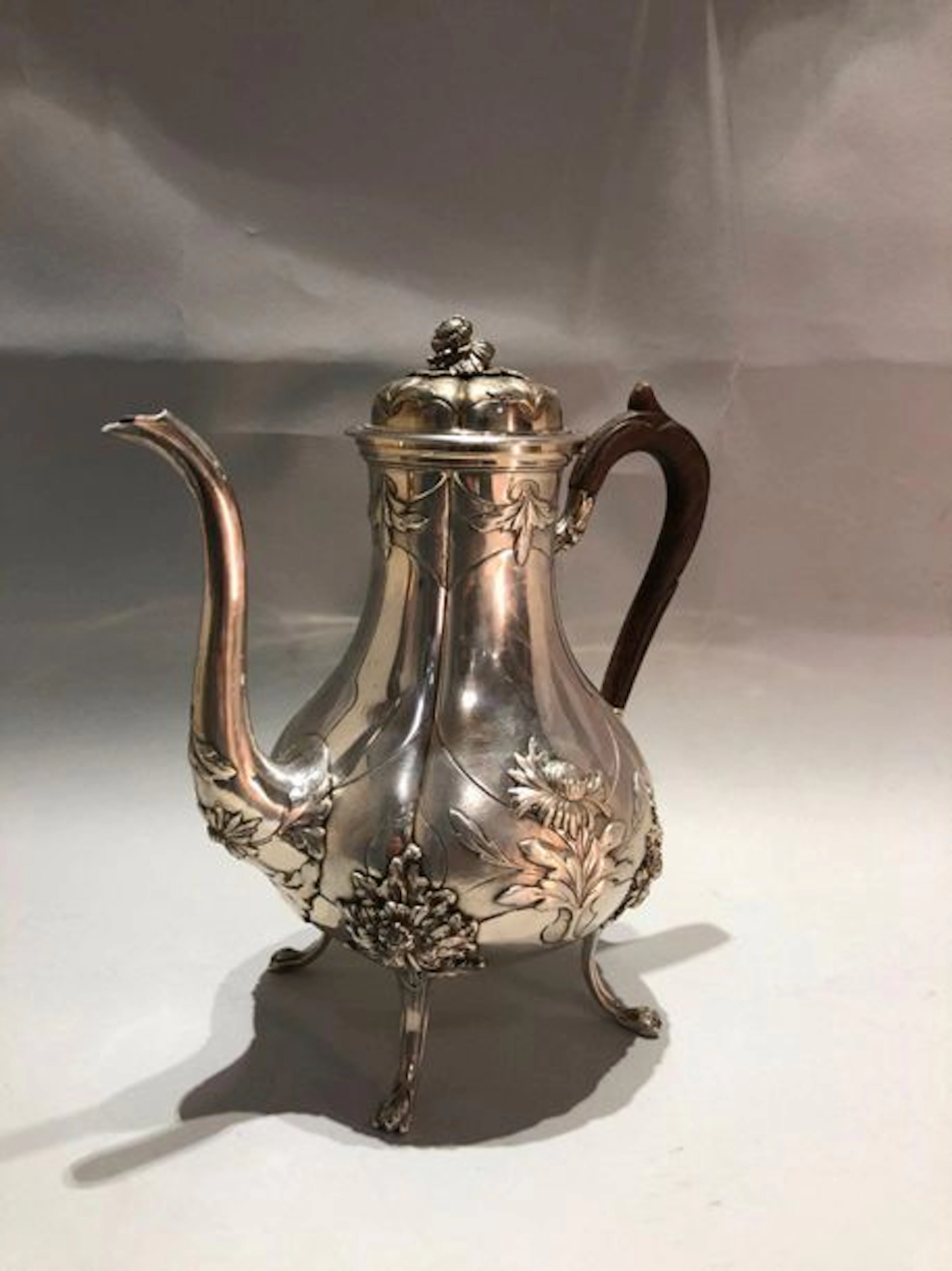 CAFETIERE quadripode en argent (950‰) à larges...