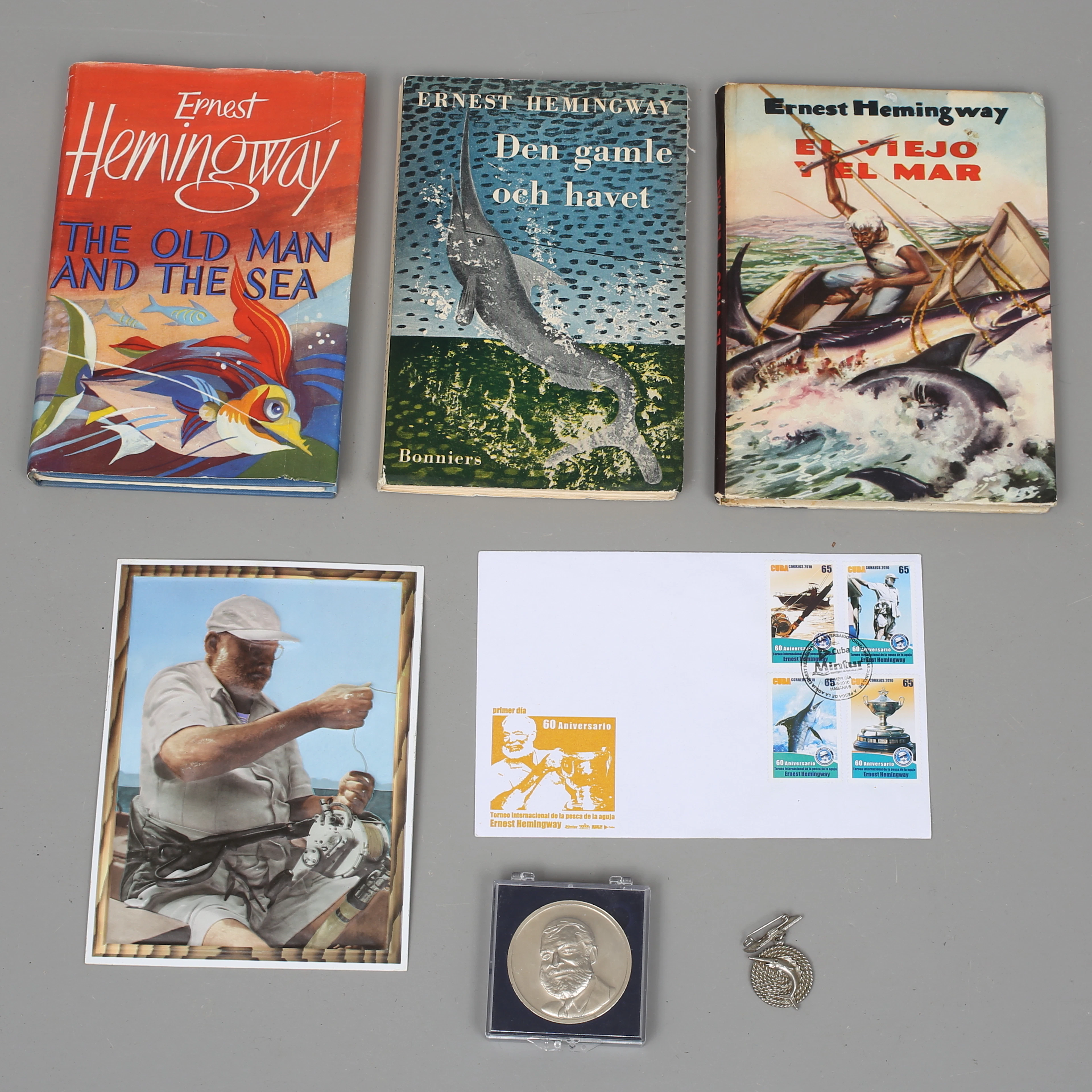 ERNEST HEMINGWAY, böcker, 3 st samt diverse kuriosa.