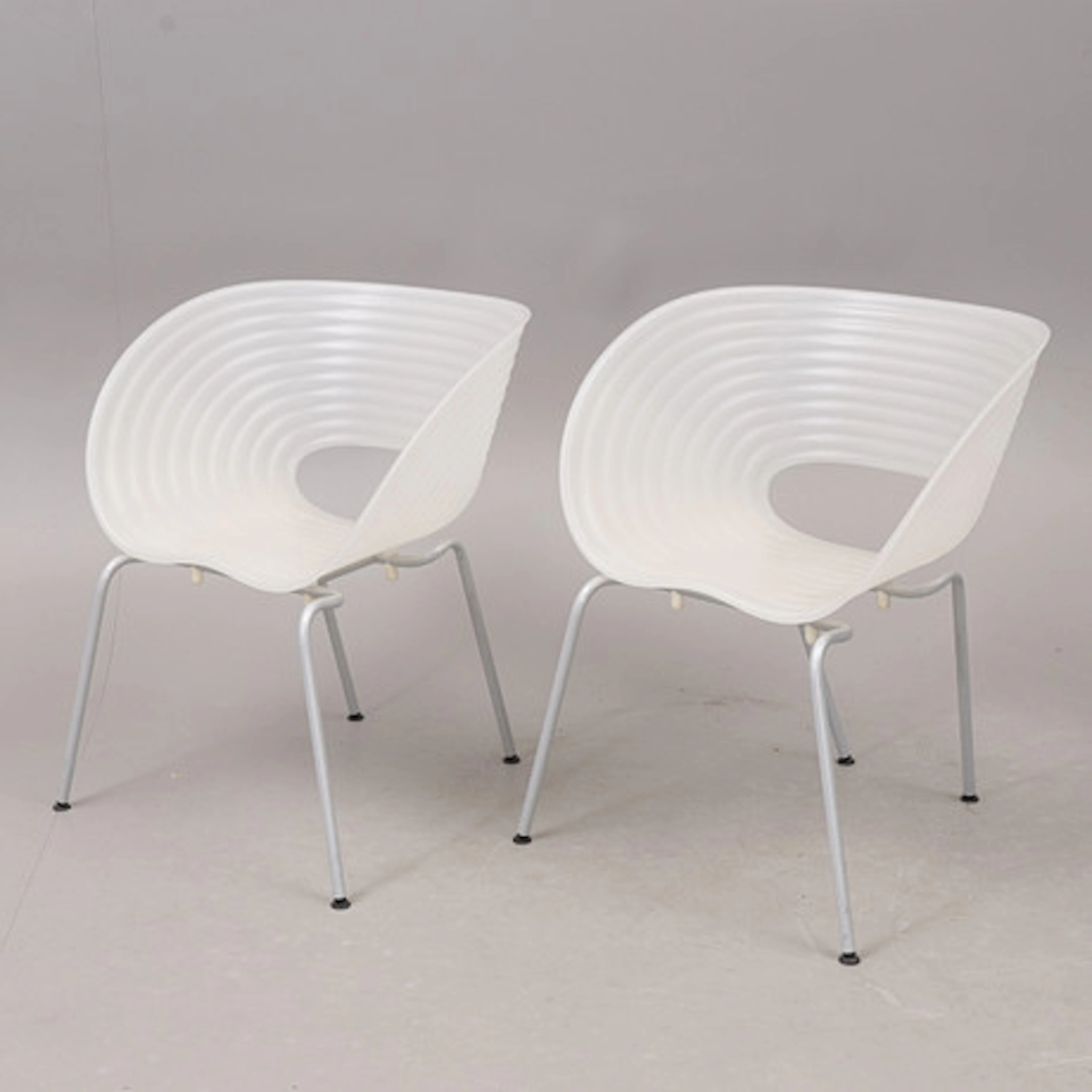 RON ARAD. Karmstolar, 2 st, "Tom Vac", Vit…