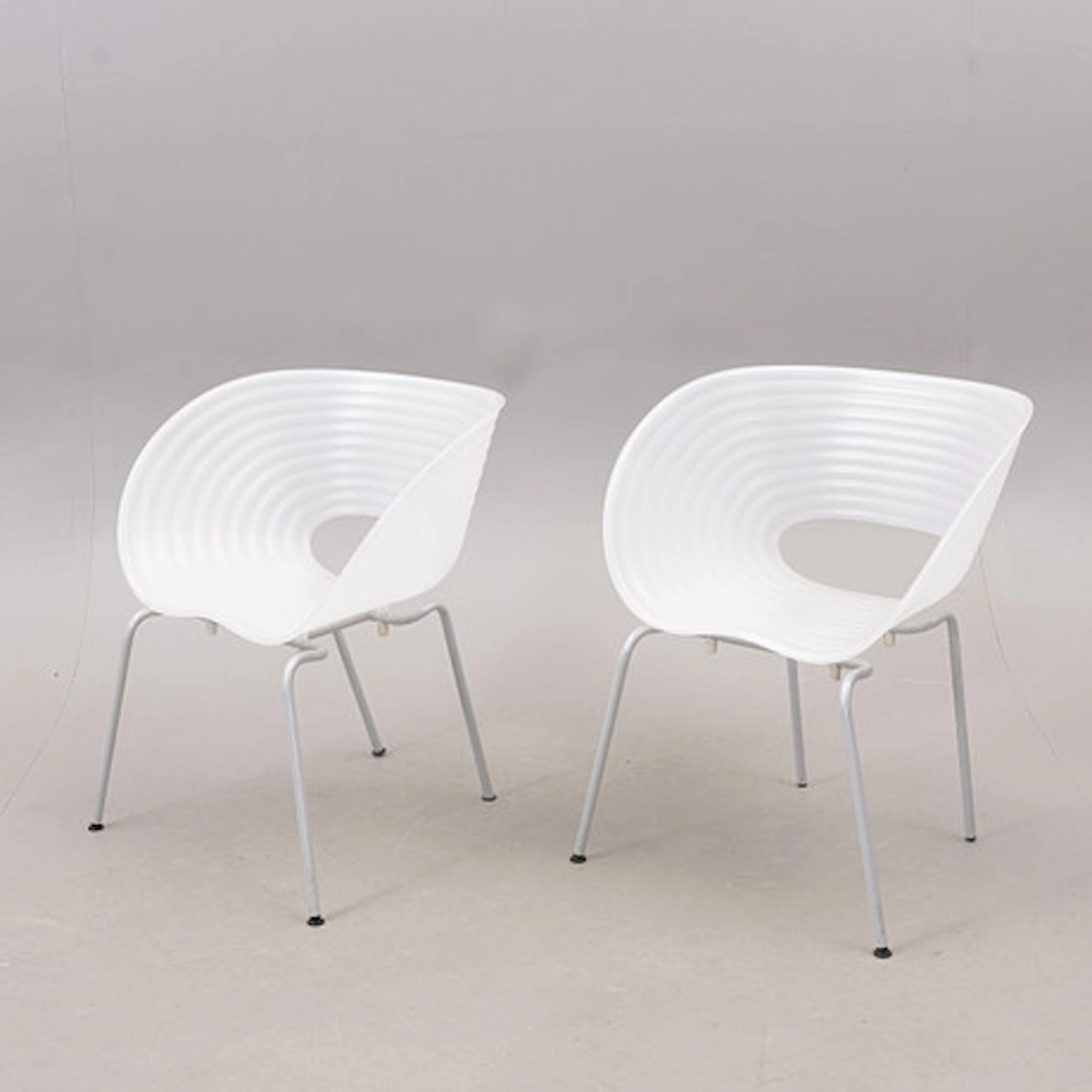 RON ARAD. Karmstolar, 2 st, "Tom Vac", Vit…
