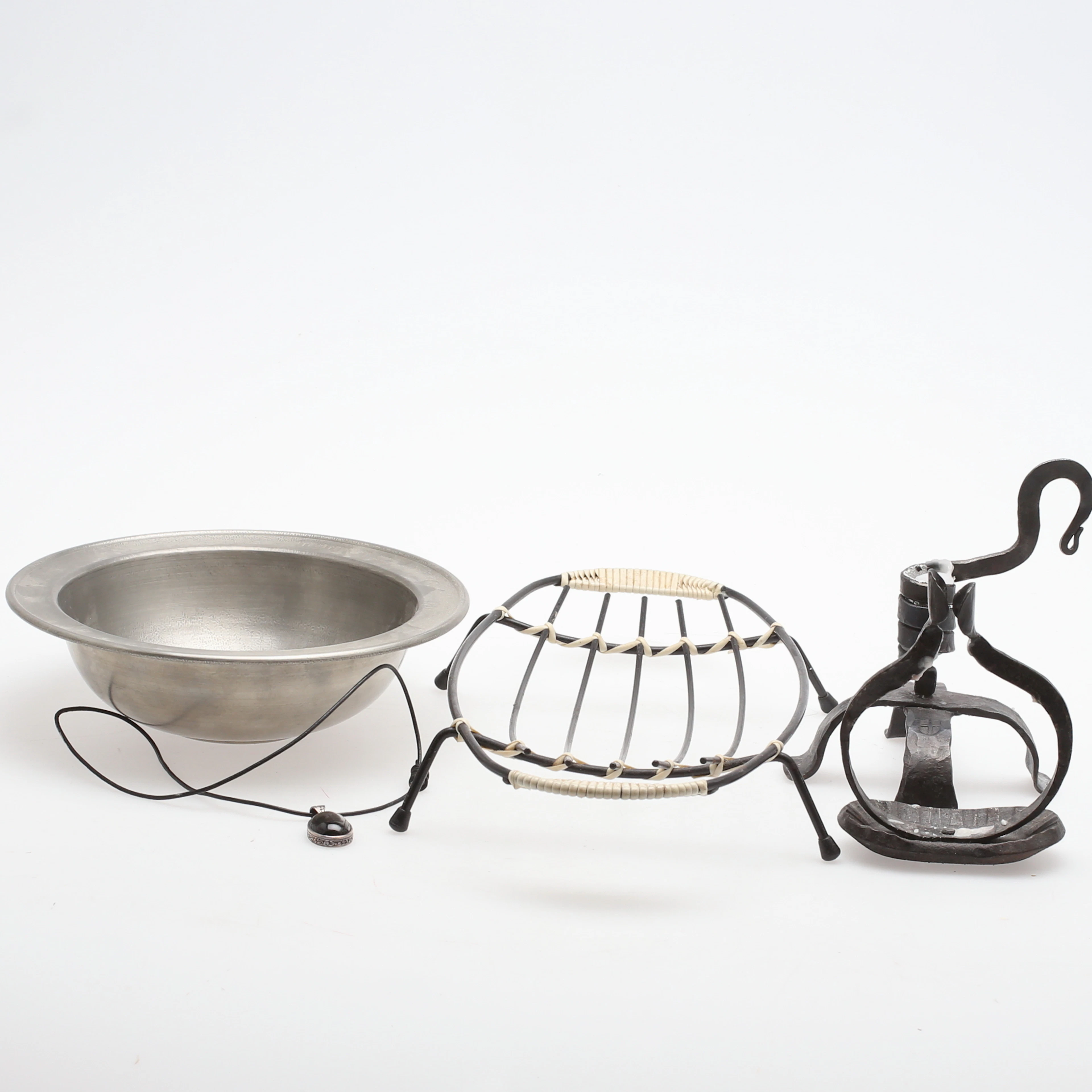 DIVERSE METALL samt HALSBAND, 1900-talets andra hälft.