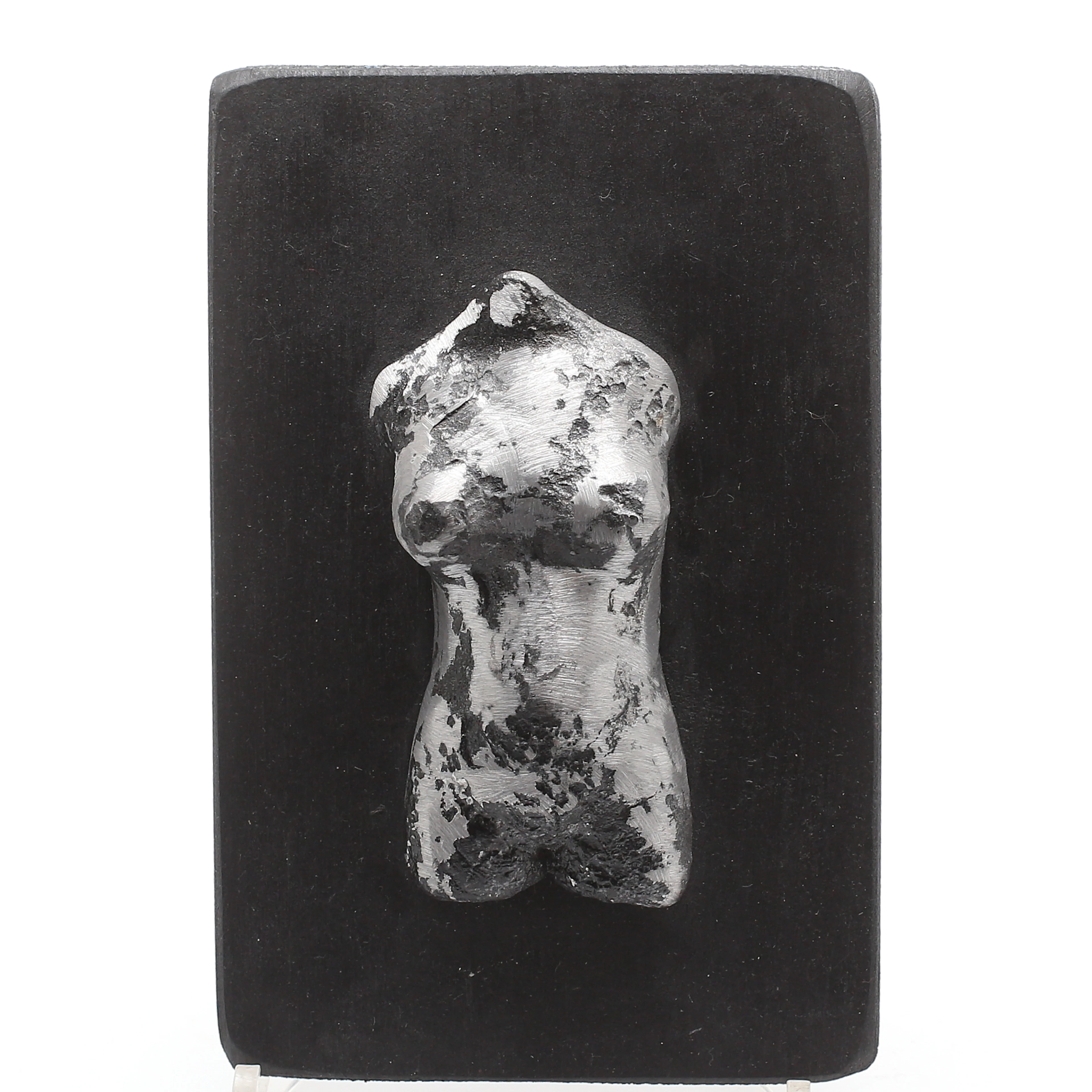 LEIF JACOBSSON. "Female Torso", järnskulptur uppsatt på träbakstycke, signerad och daterad 2004 samt numrerad 56/150.
