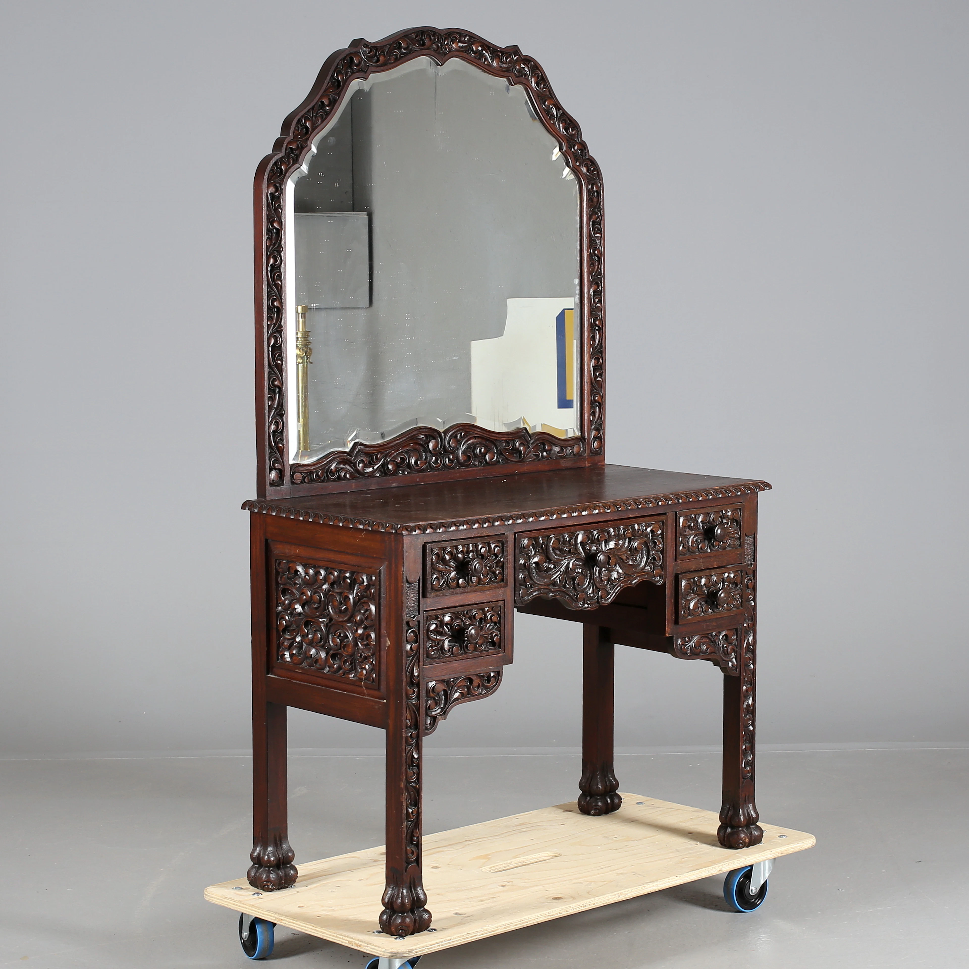 SMINKBORD med SPEGEL, trä, skuret trä, orientaliskt, 1900-talets andra hälft.