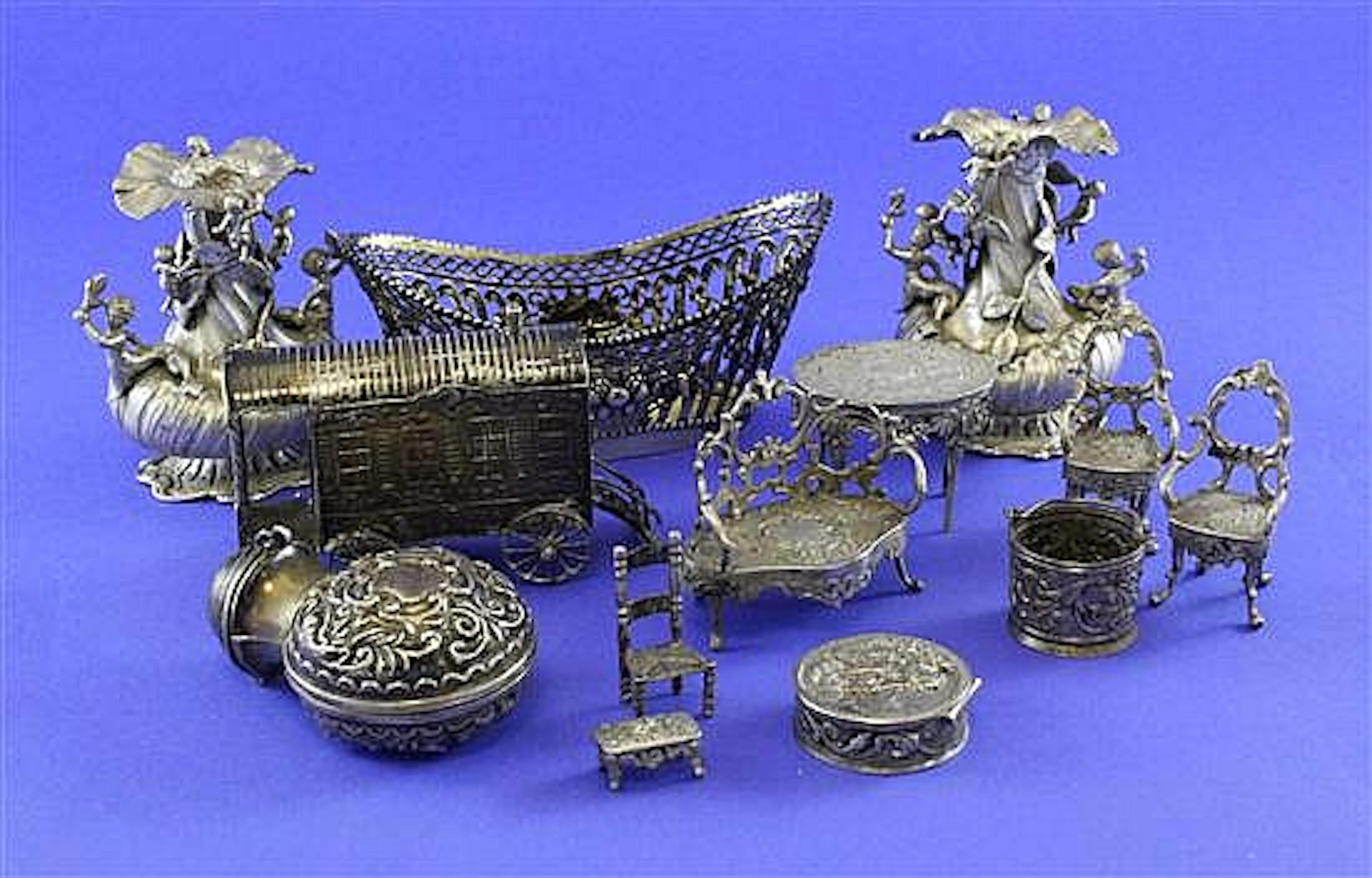 An Edwardian repousse silver scent bottle case and other items.