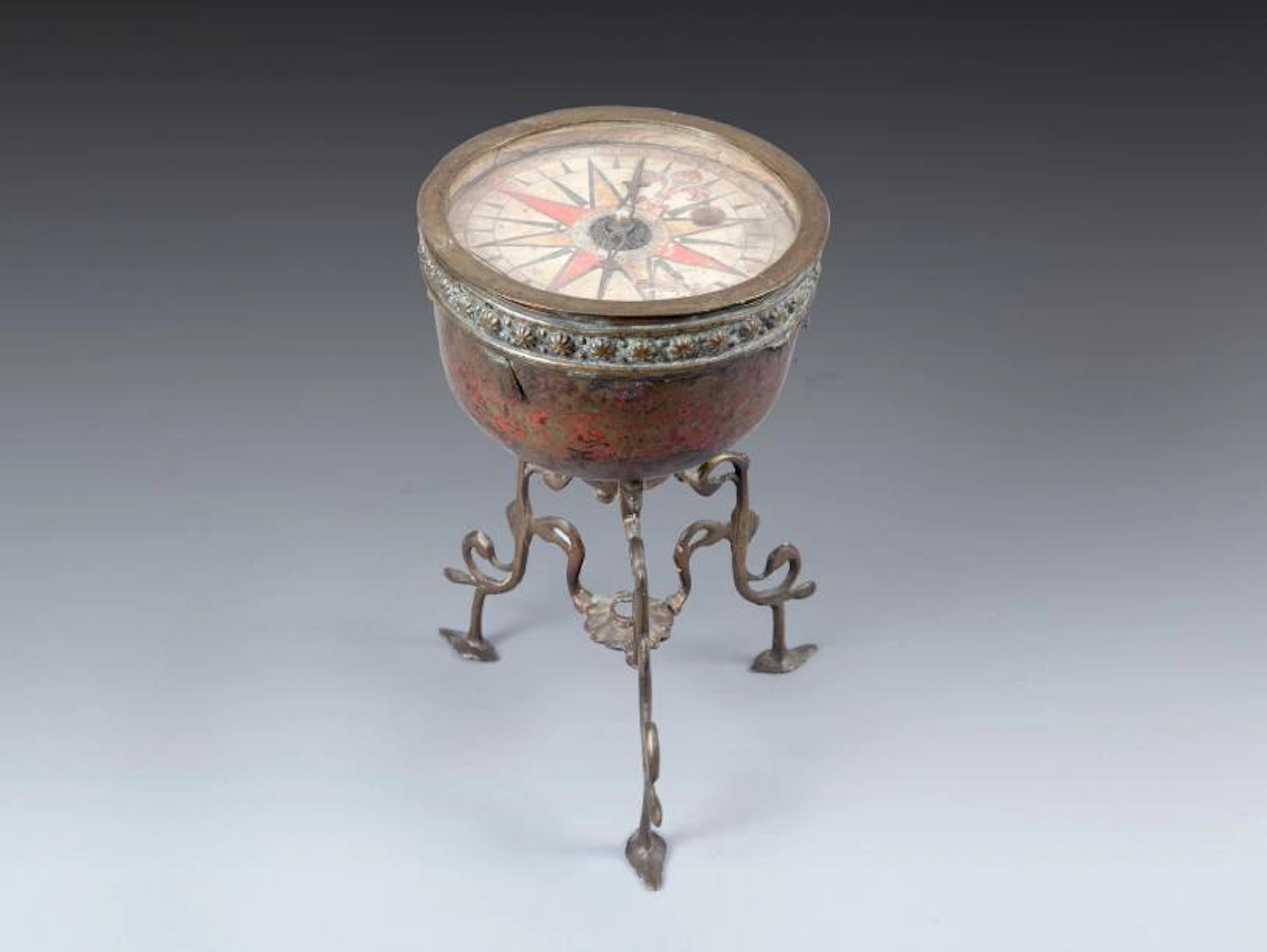 Boussole de table en cuivre repoussé