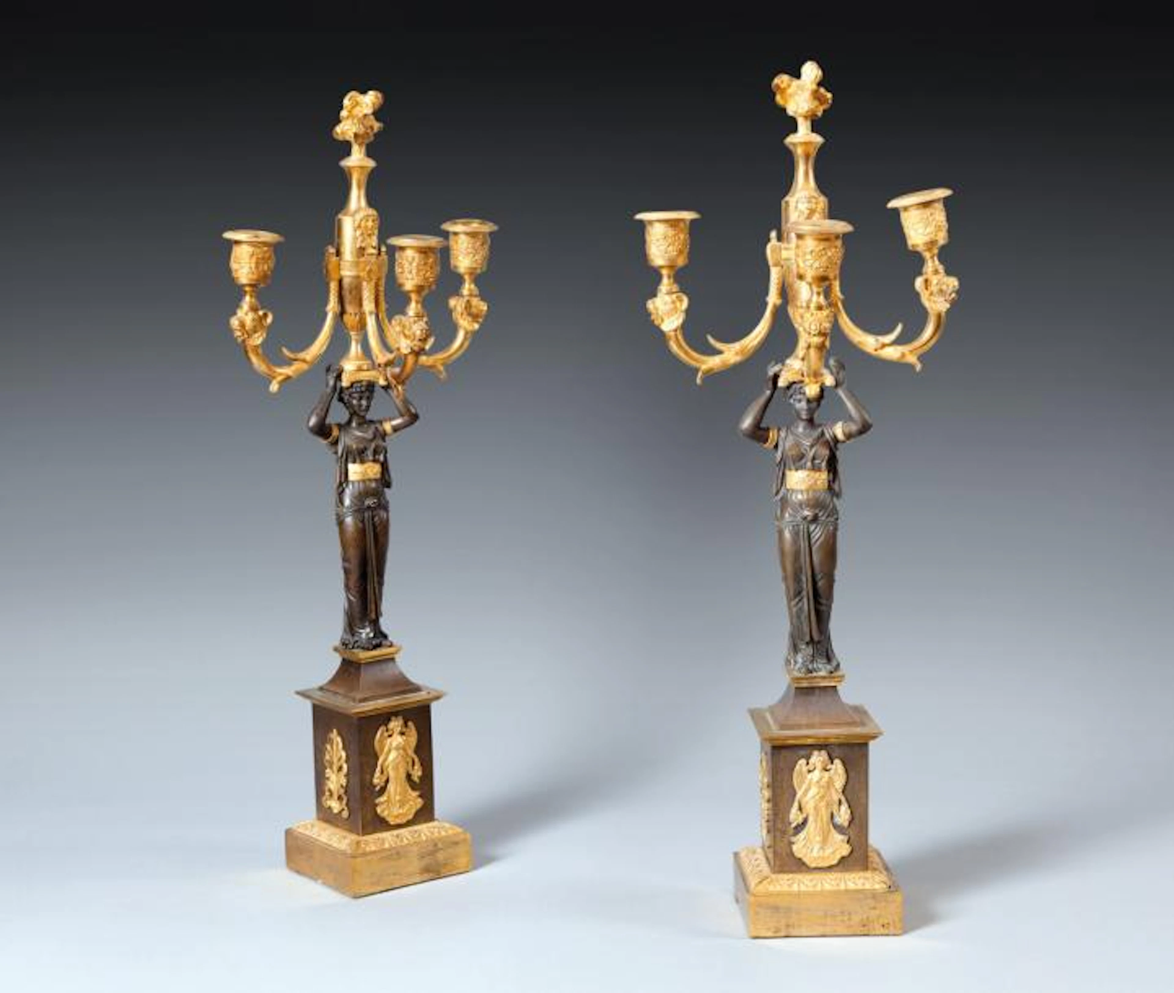 Paire de candélabres à trois bras de lumiière en bronze doré...
