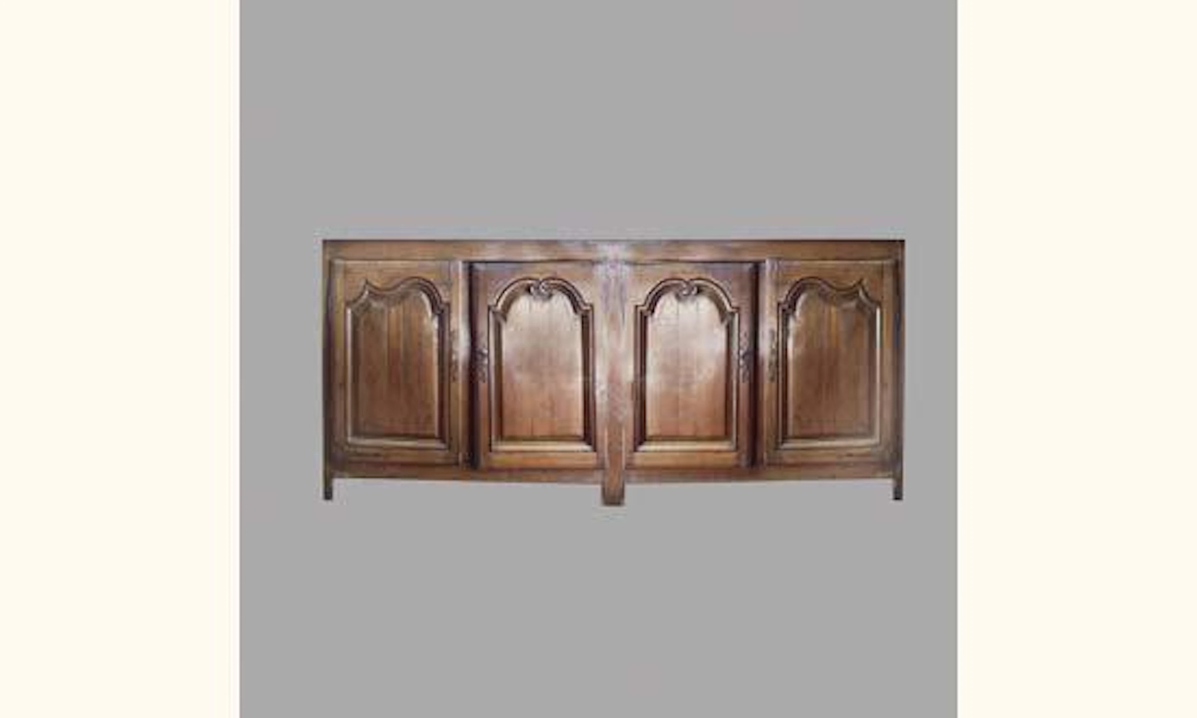 *Enfilade en chêne à quatre portes anciennes moulurées et sculptées de volutes