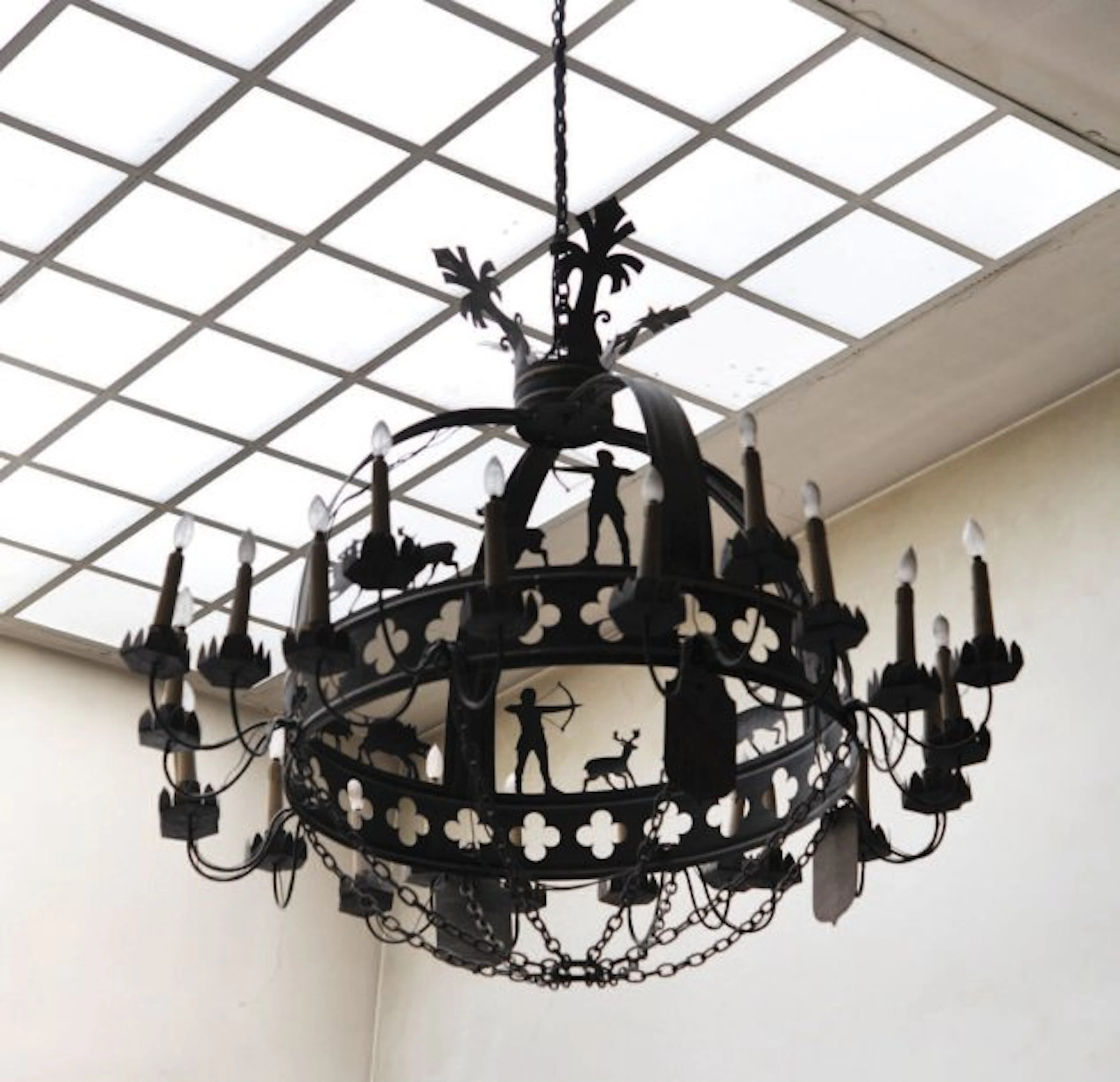 Grand lustre couronne à ving-quatre lumières en tôle peinte à...