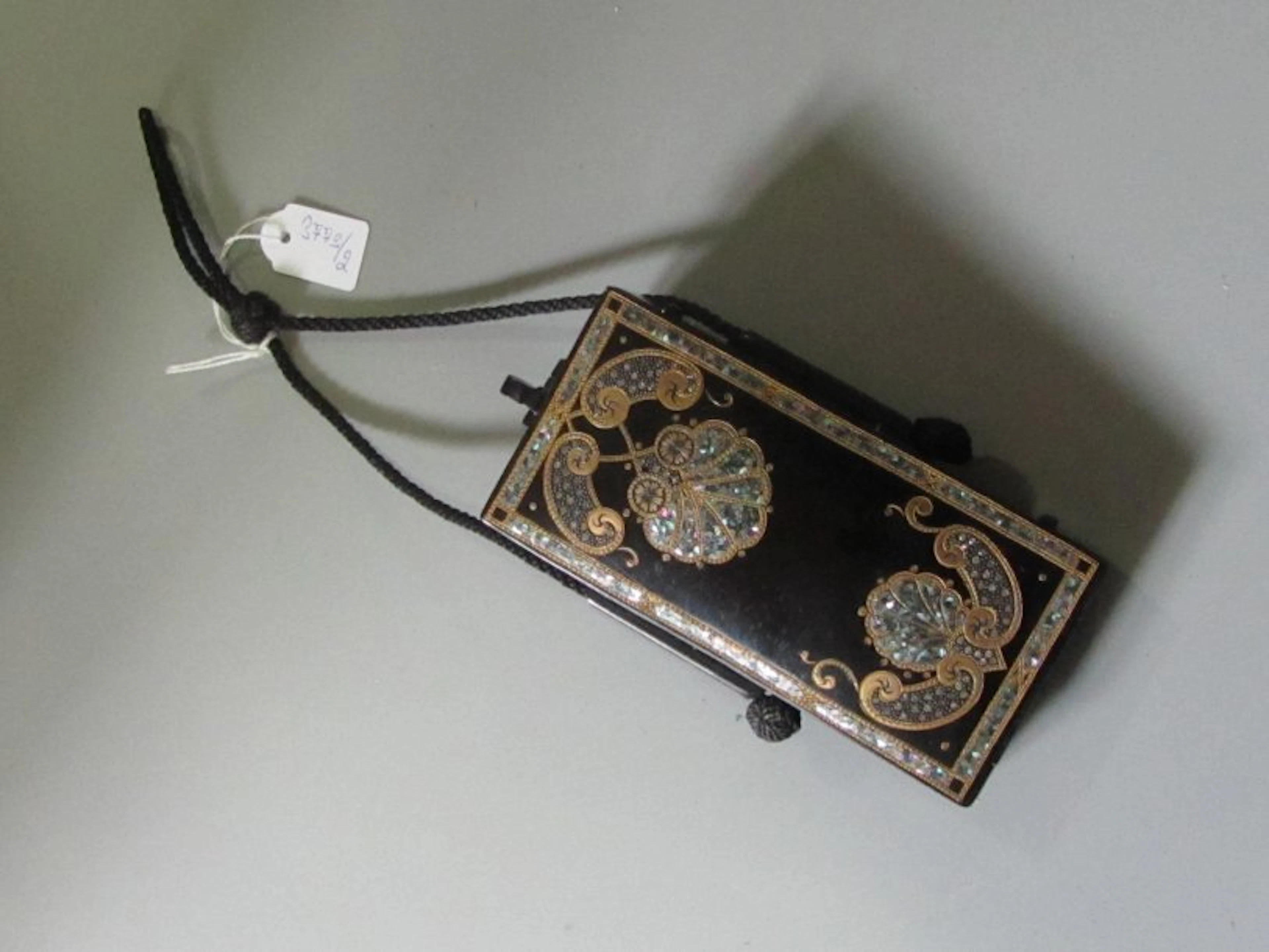 Minaudière en composition laquée noire et burgautée