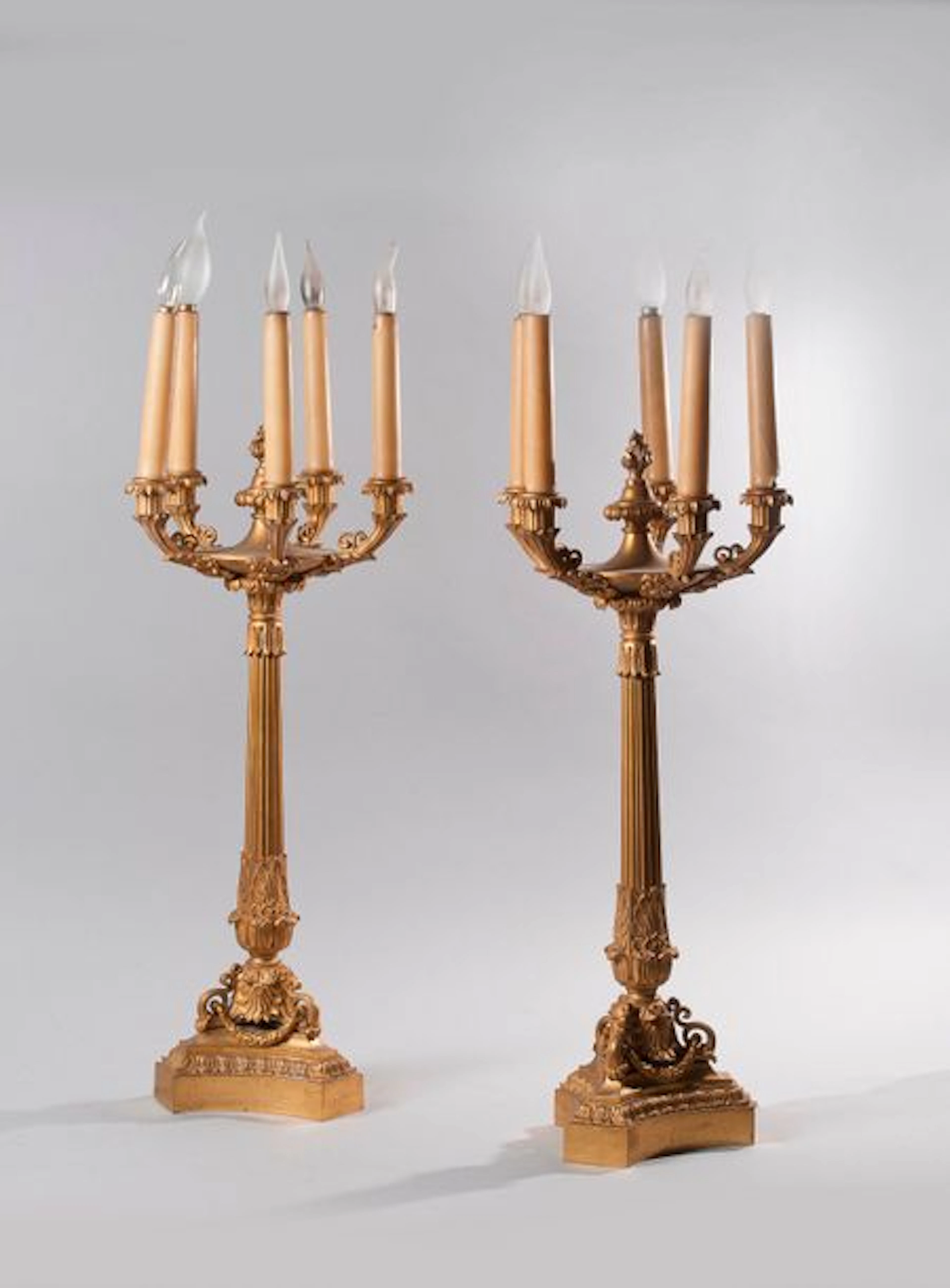 Paire de candélabres en bronze feuillagé,…