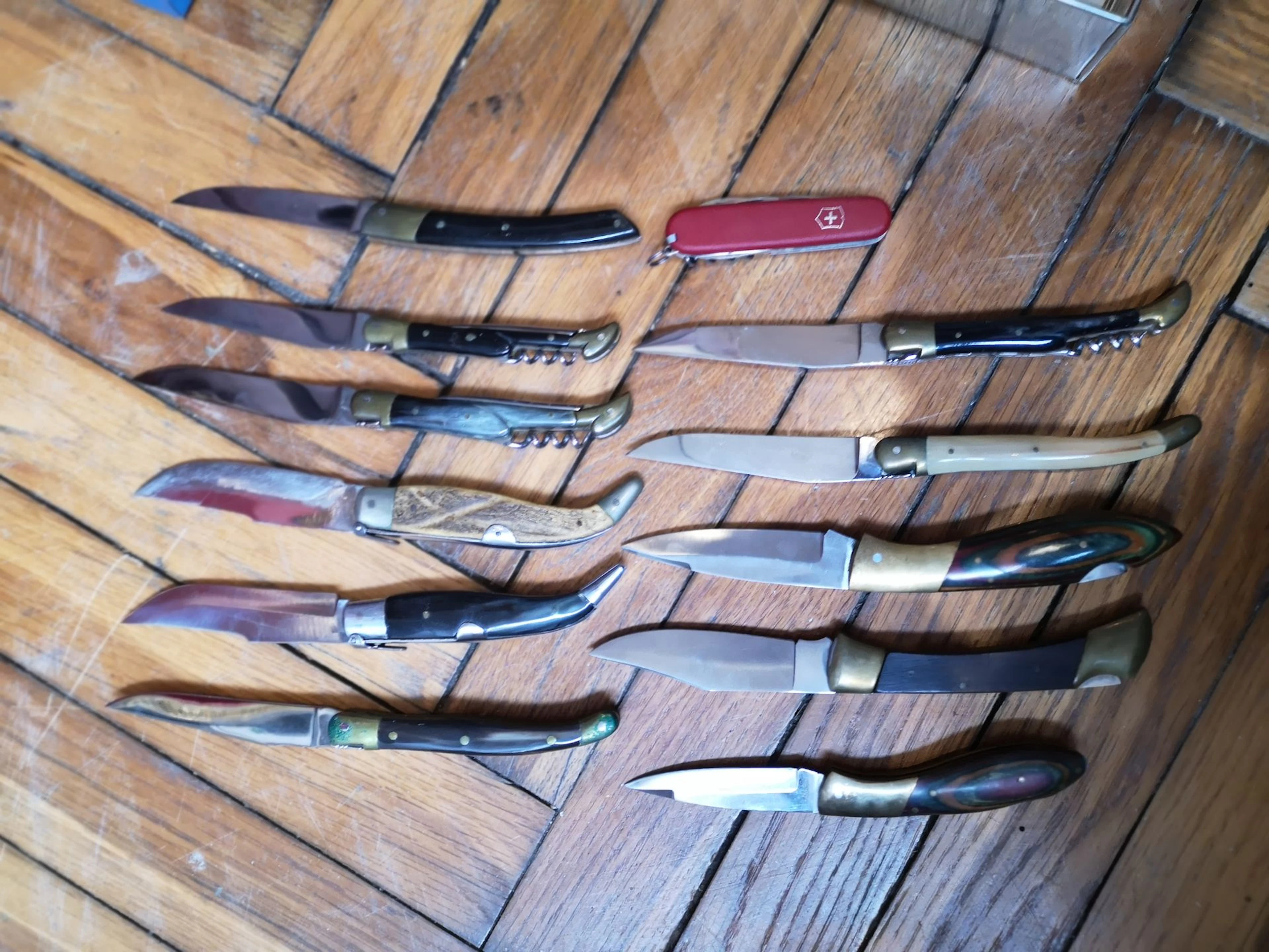 Un lot de couteaux divers