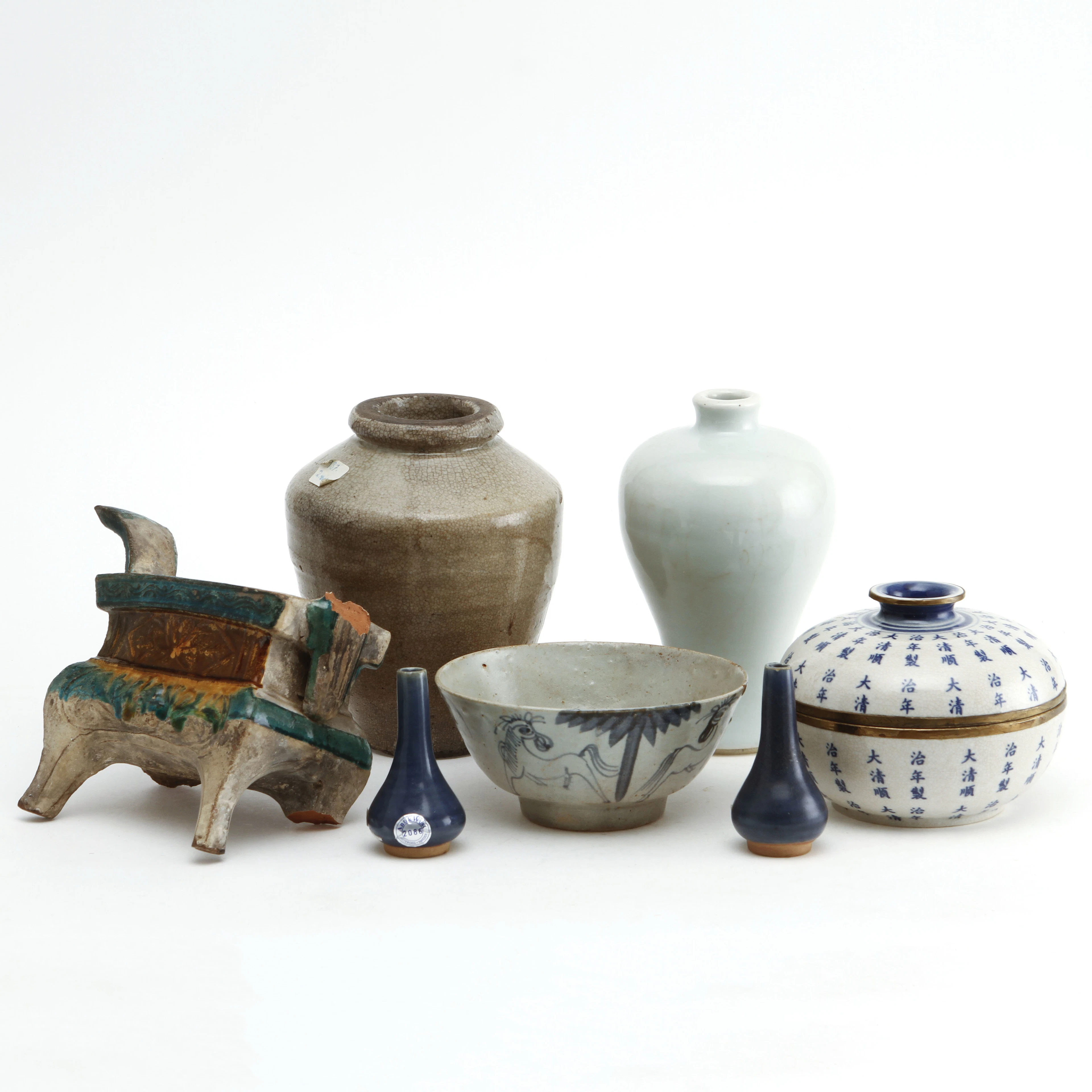 URNOR, 2 st, SKÅL, LOCKSKÅL, VASER, ett par samt RÖKELSEKAR, keramik, orientaliska.