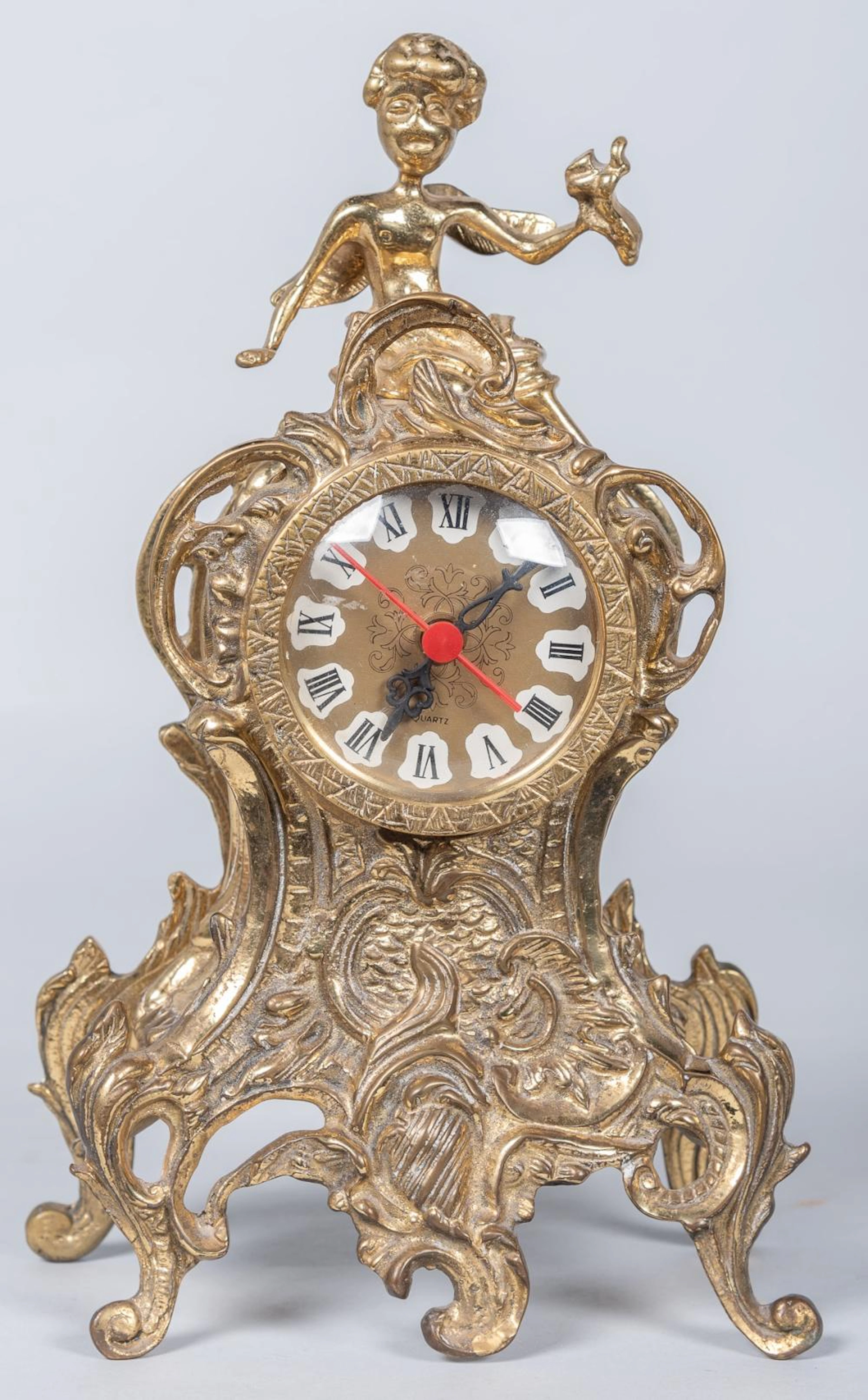 Reloj de sobremesa realizado en bronce dorado. Marca Quartz.