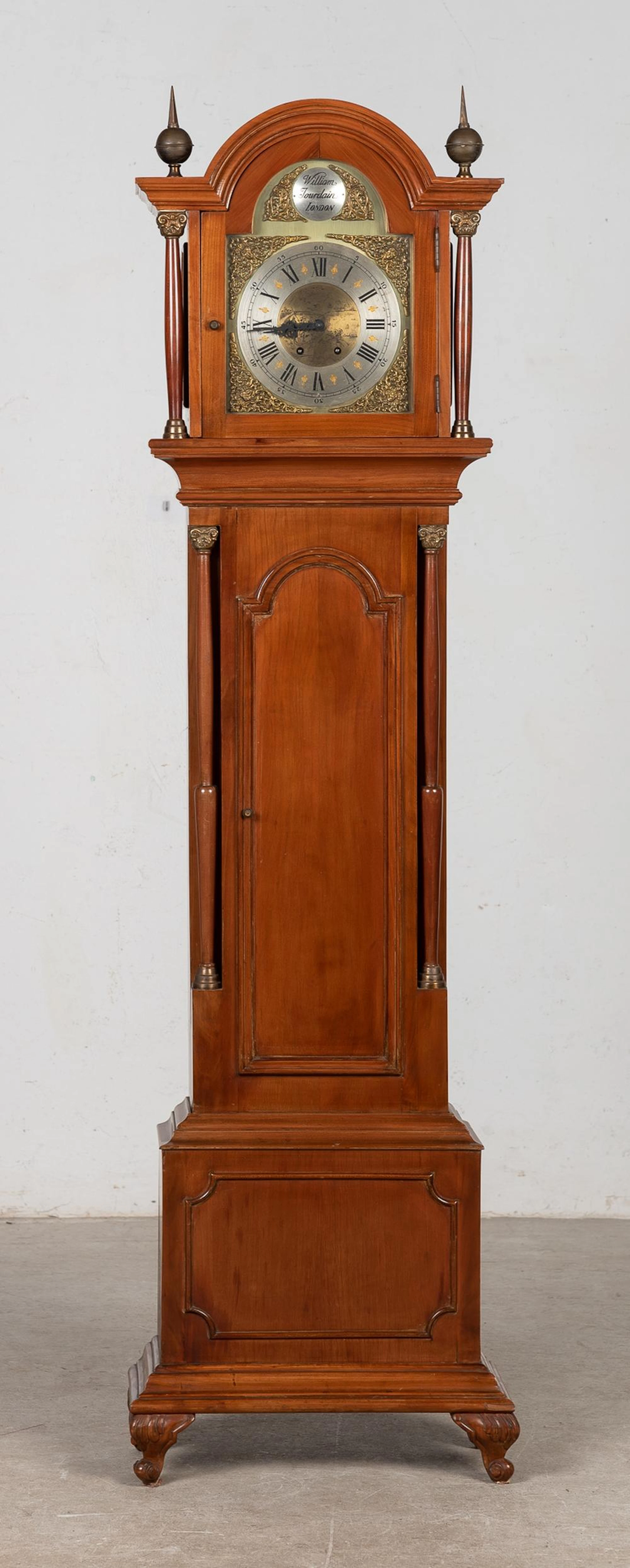 Reloj de pie realizada en madera de caoba siguiendo los...