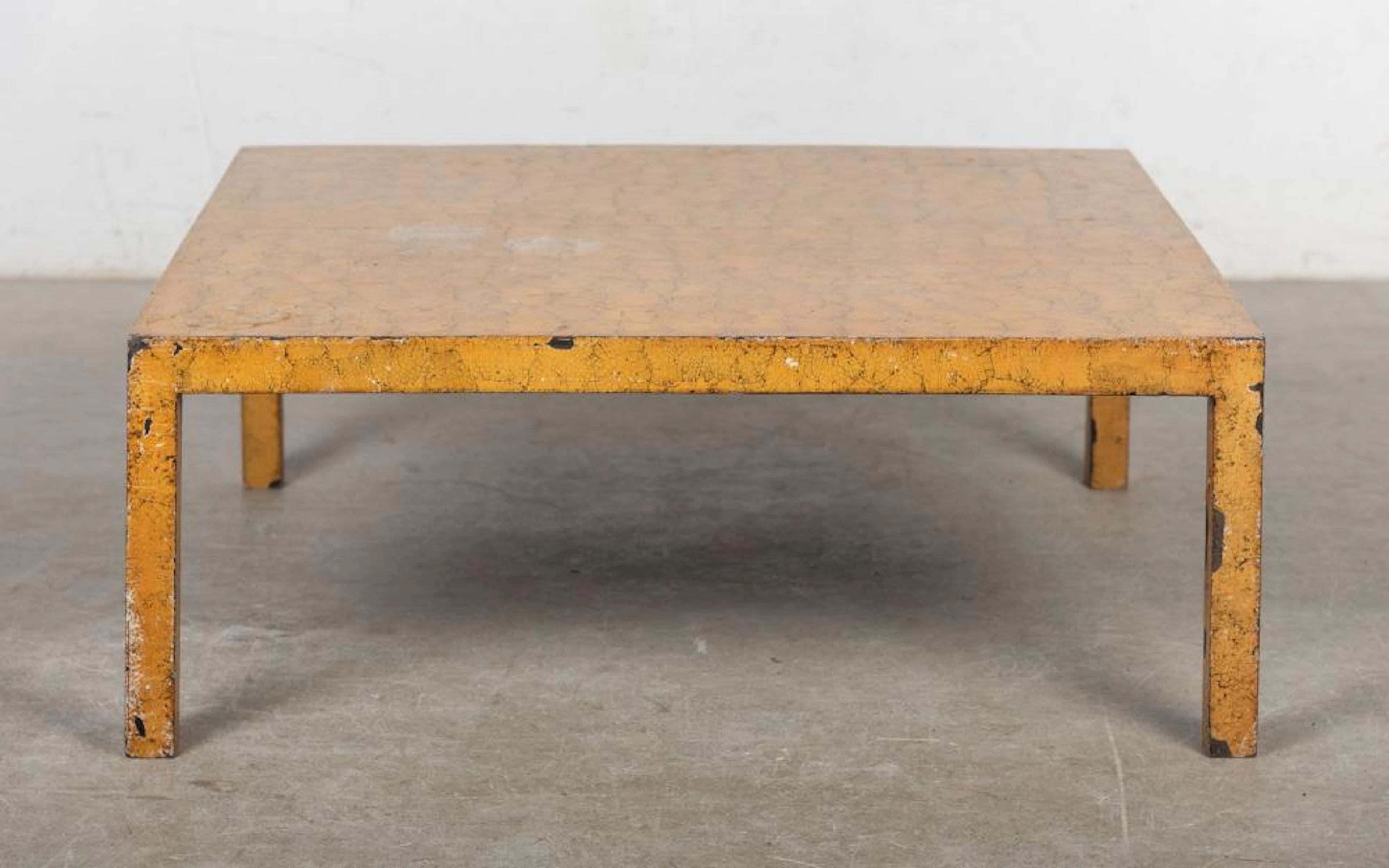 Mesa baja de centro realizada en madera lacada imitando craquelados.