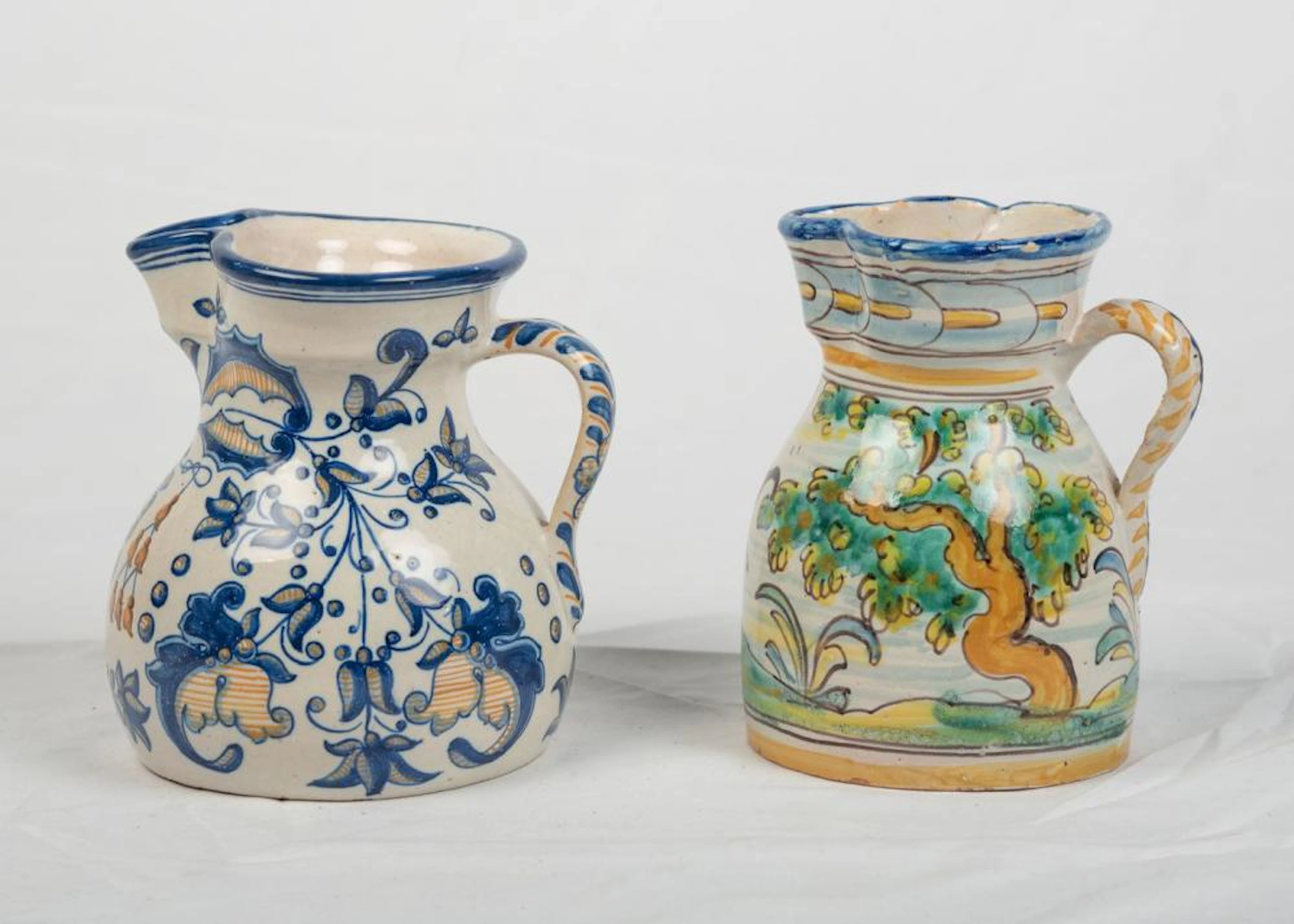 Lote compuesto por dos jarras realizadas en cerámica de Ruiz de Luna, Talavera.