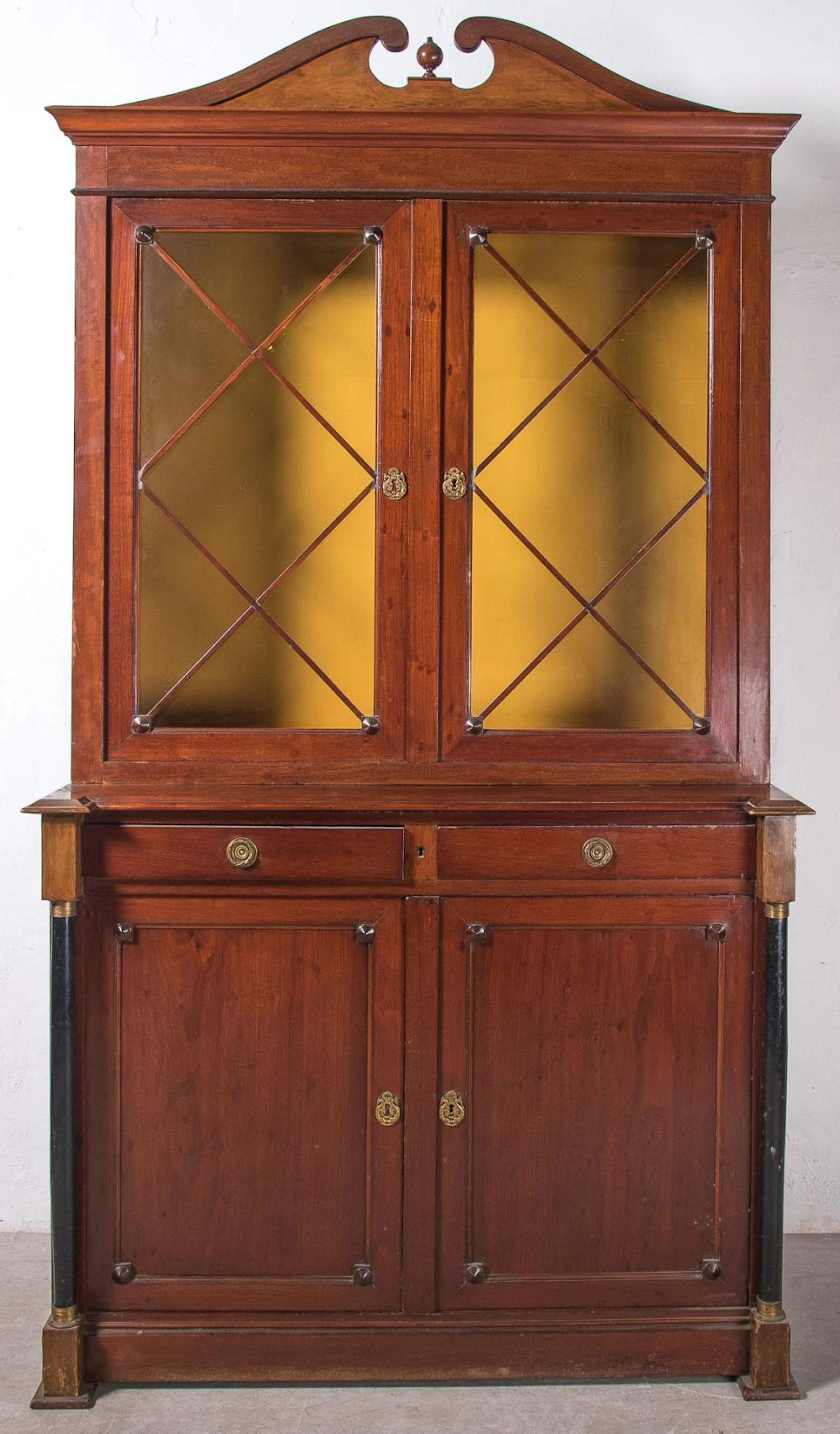 Mueble vitrina de dos cuerpos realizada en madera de caoba
