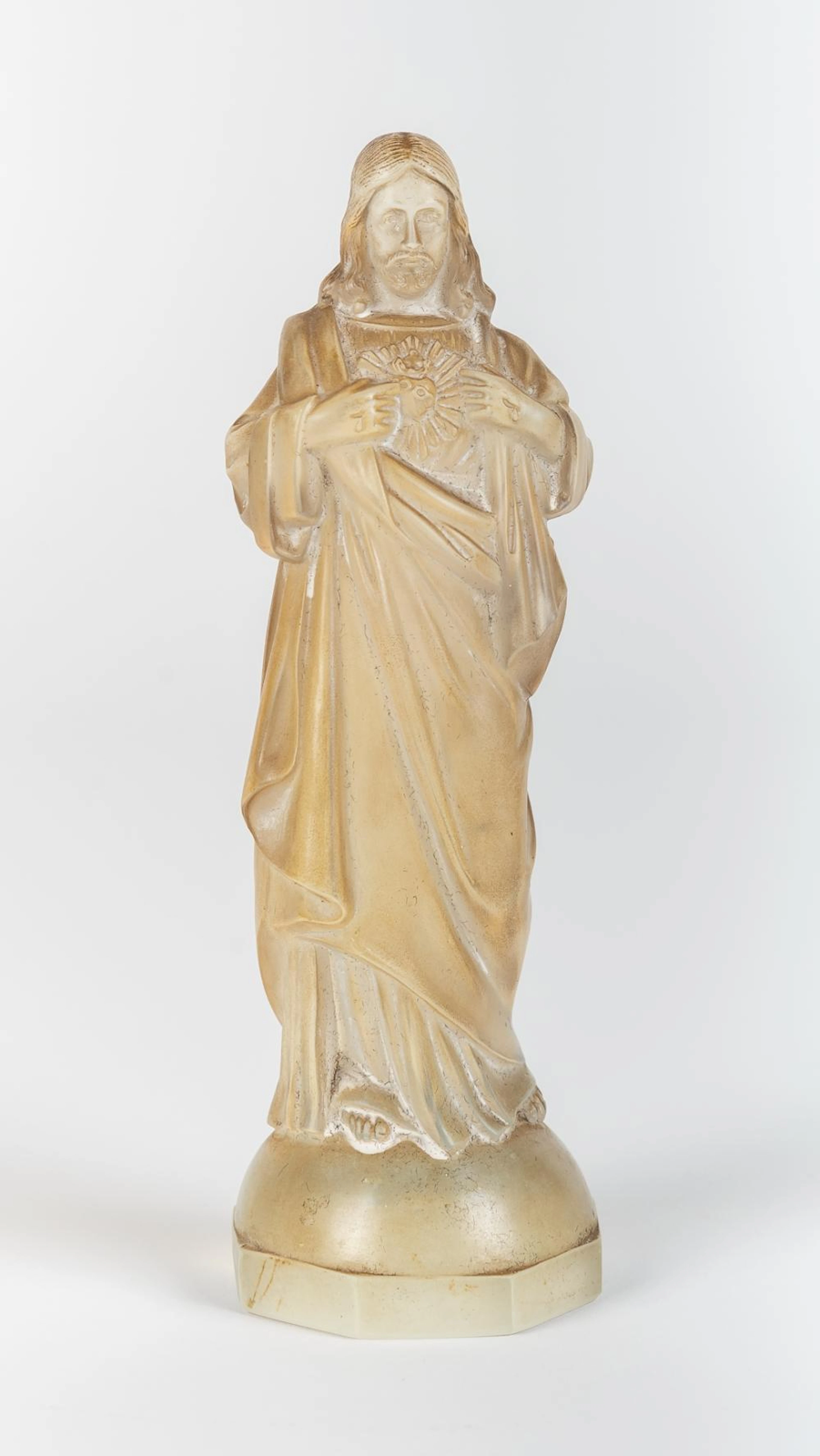 Figura realizada en vidrio firmado Etling París representando Sagrado Corazón