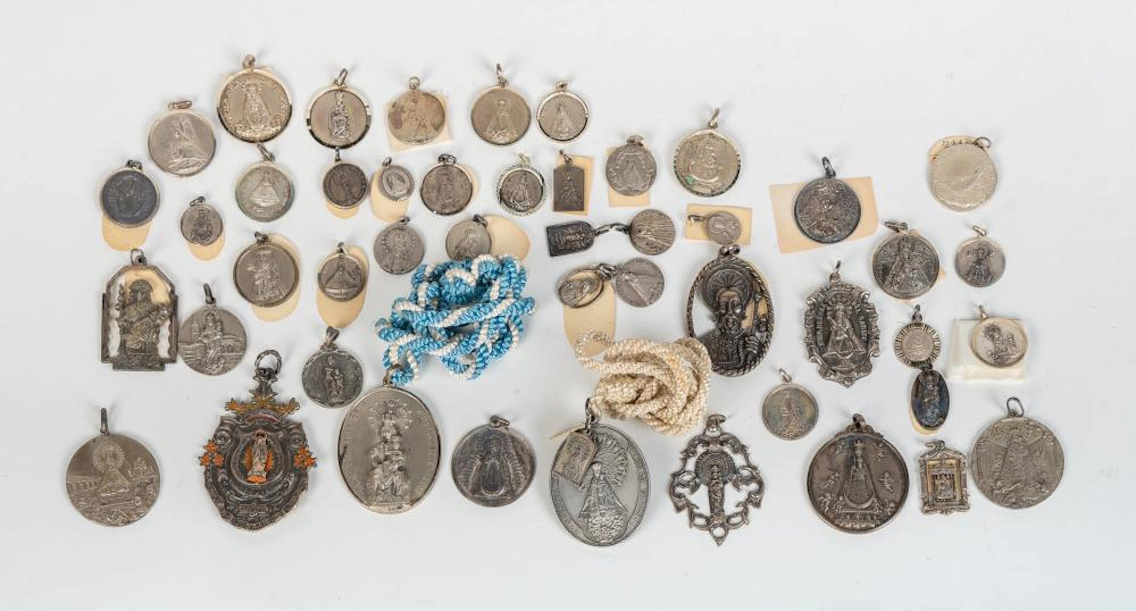Lote de medallas religiosas realizadas en metales varios