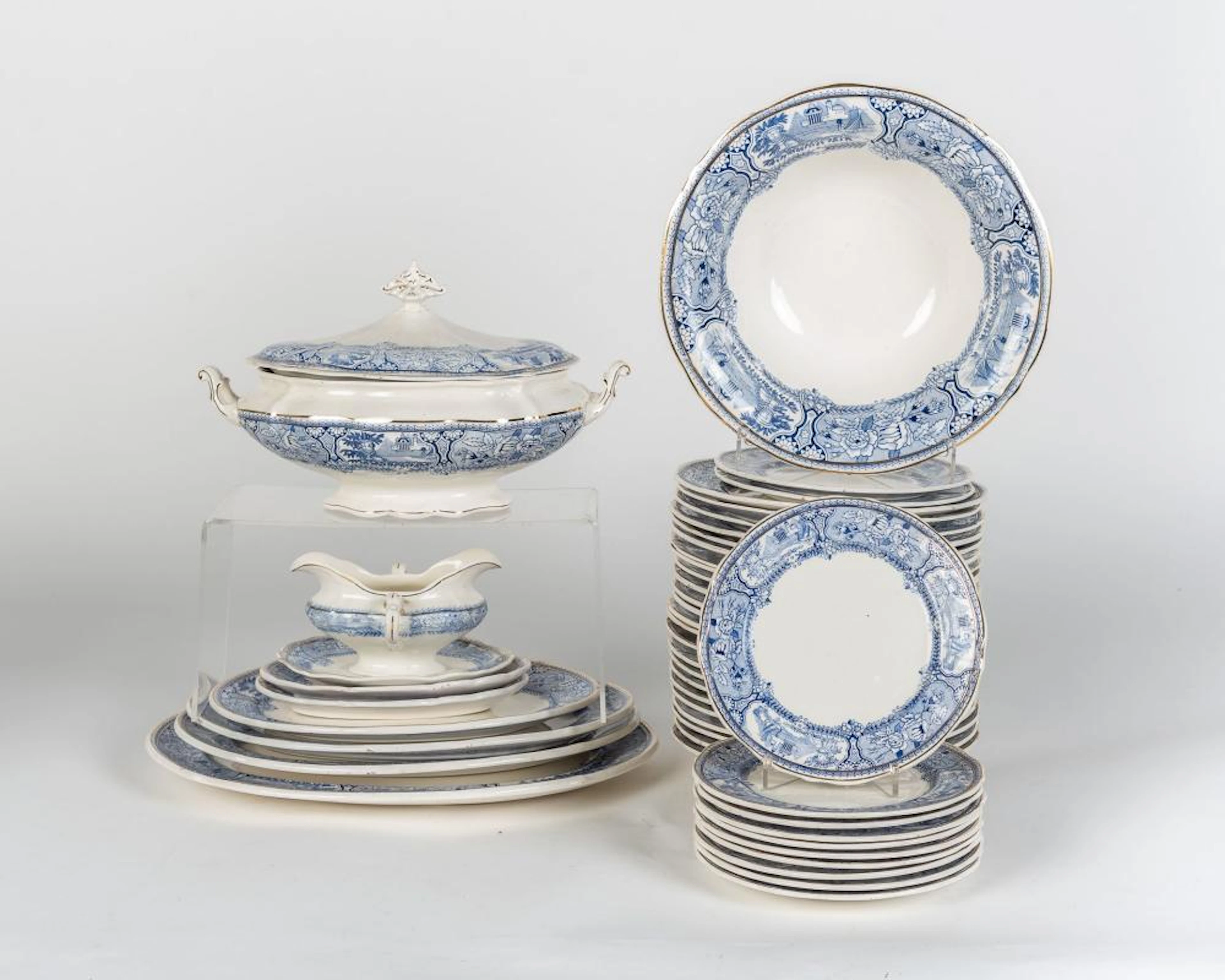 Vajilla de 45 piezas realizadas en porcelana San Claudio Oviedo.