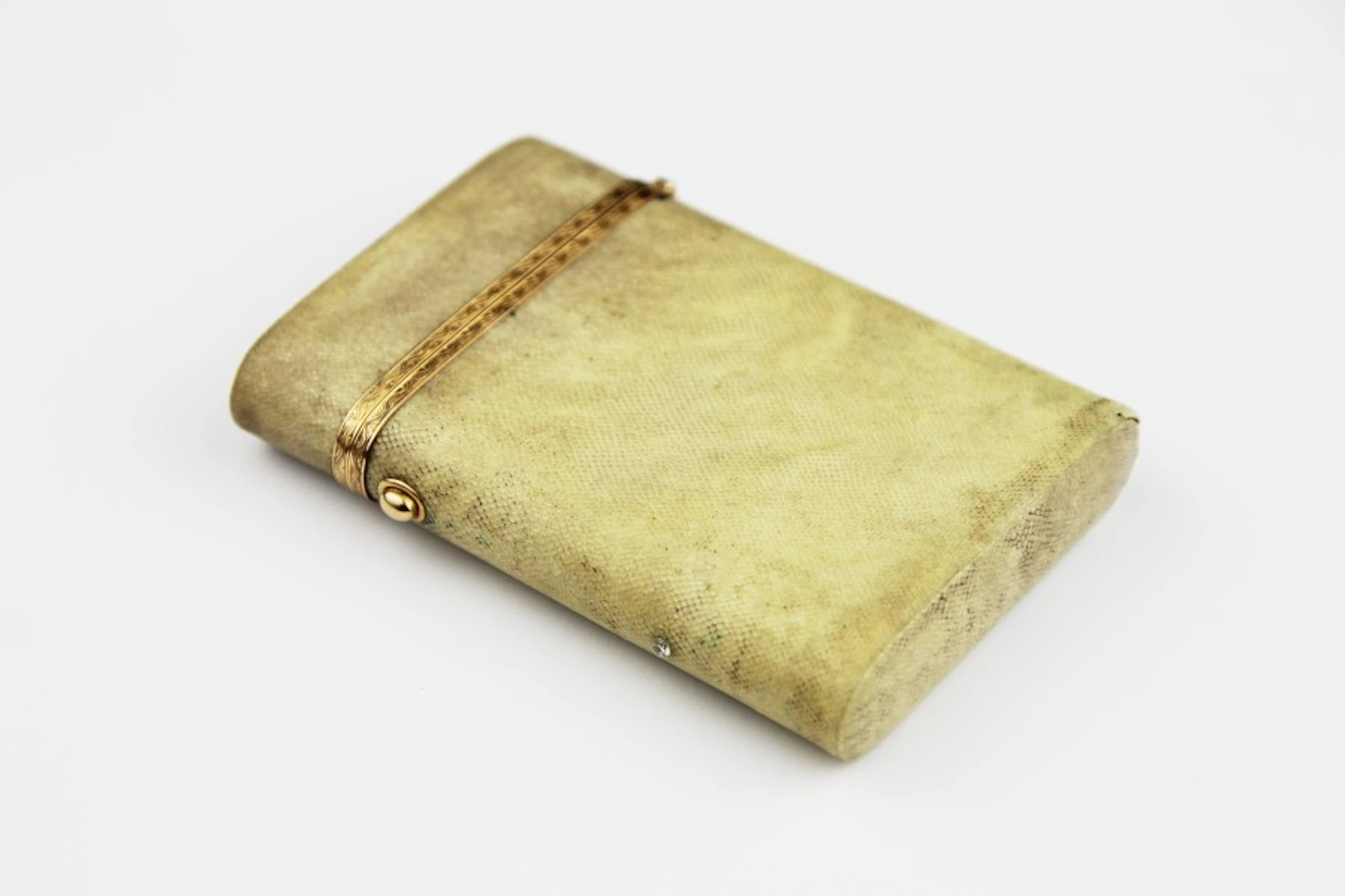 SIGNE CARTIER PORTE CIGARETTE en cuir et or jaune finement ciselé
