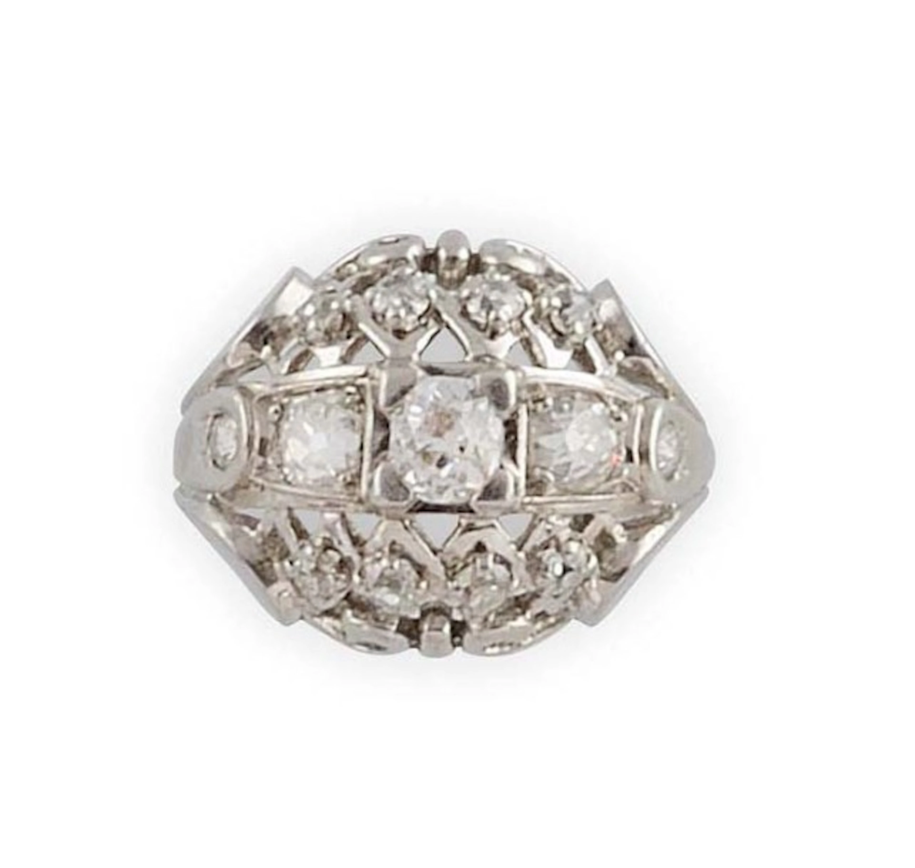 BAGUE DOME en or gris retenant en son centre un diamant de taille ovale