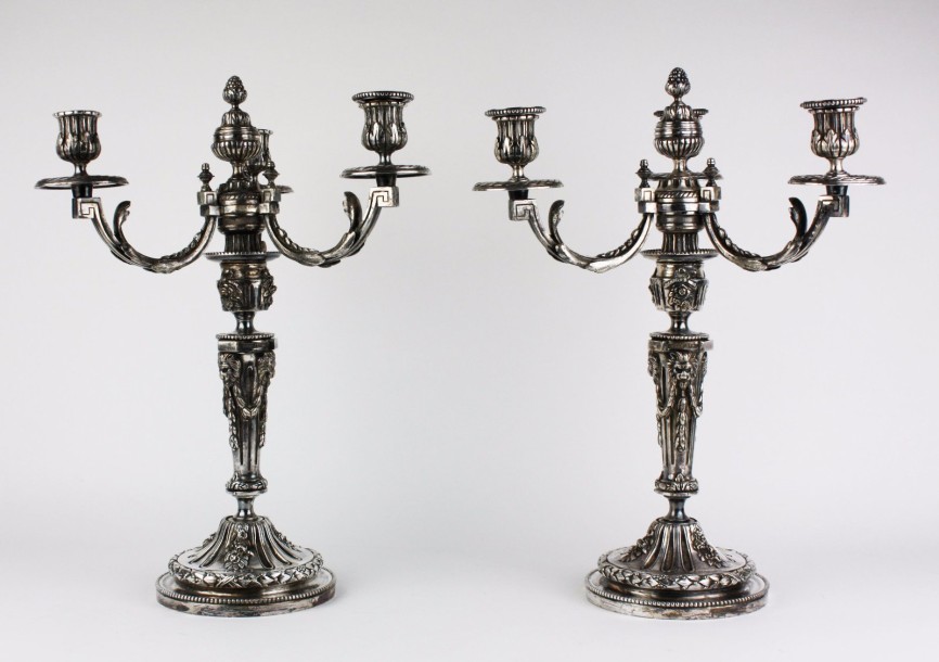 PAIRE DE CANDELABRES en métal argenté à trois bras de lumière...