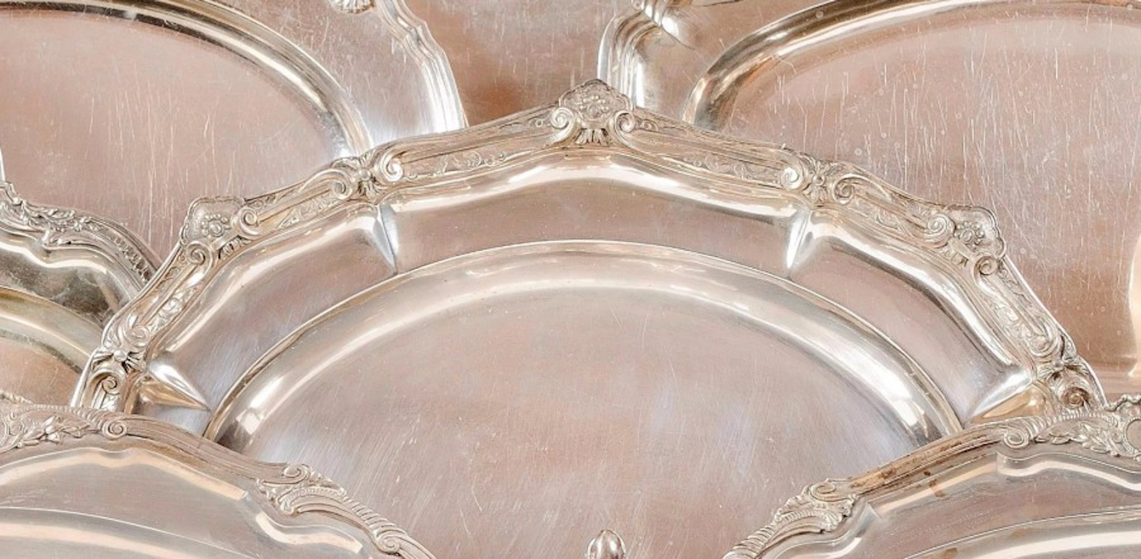 PLAT ovale en argent à contours moulurés