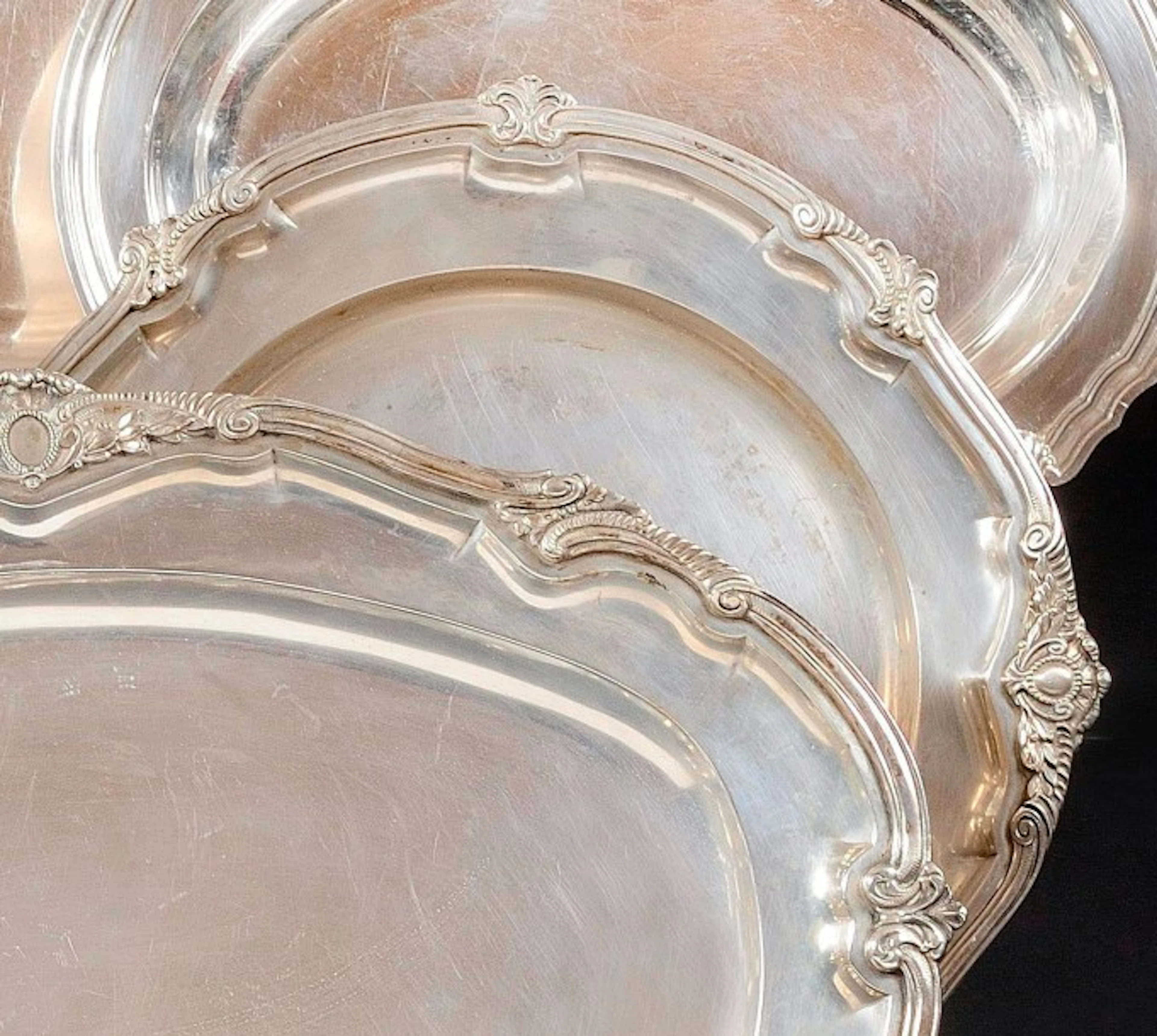 ASSIETTE en argent ciselée de feuillages