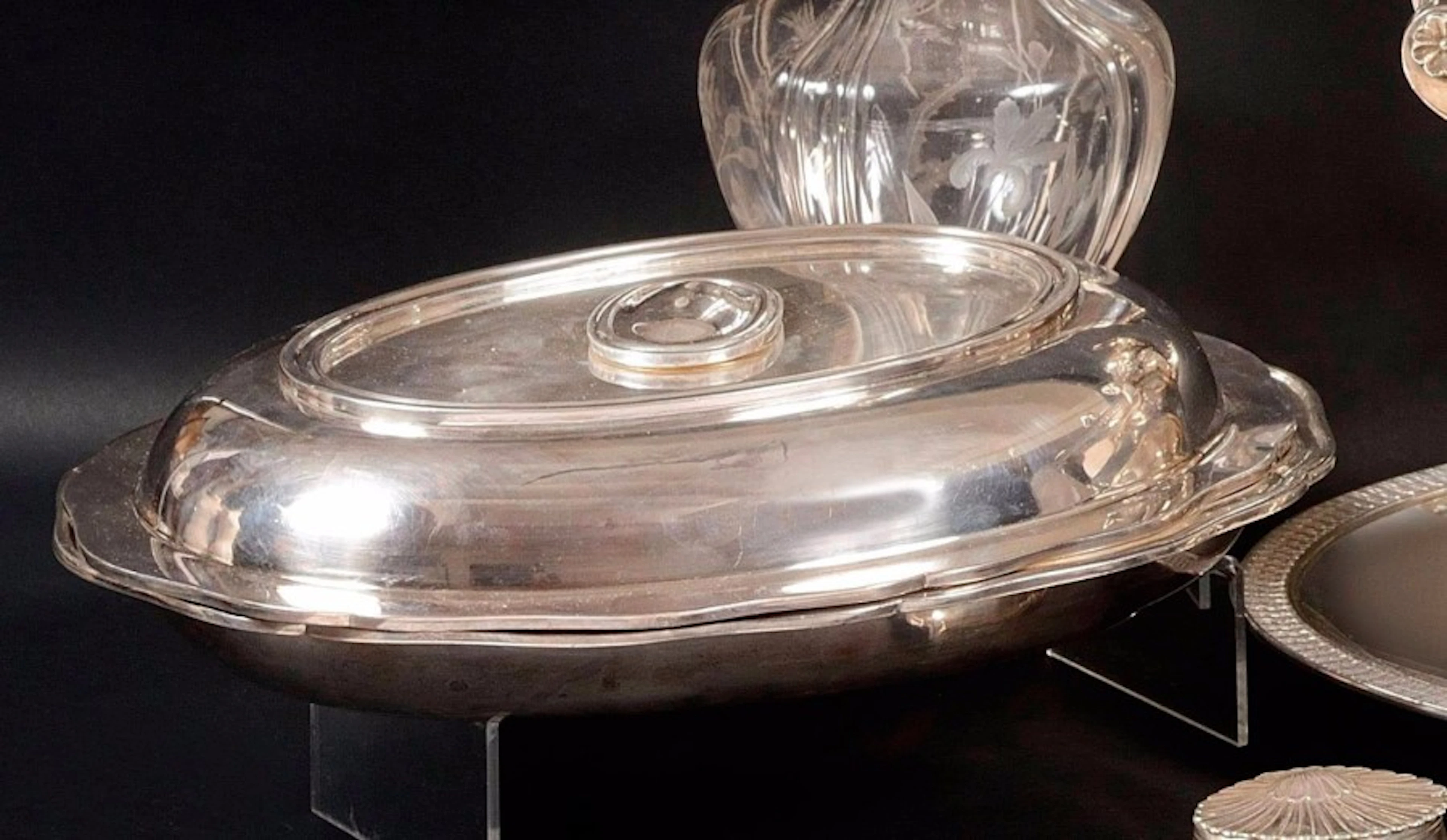 PLAT ovale et son RECHAUD en argent à contour mouluré (la prise...