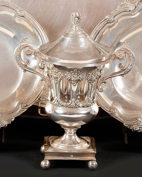 DRAGEOIR de forme Médicis en argent ciselé et ajouré à prises...