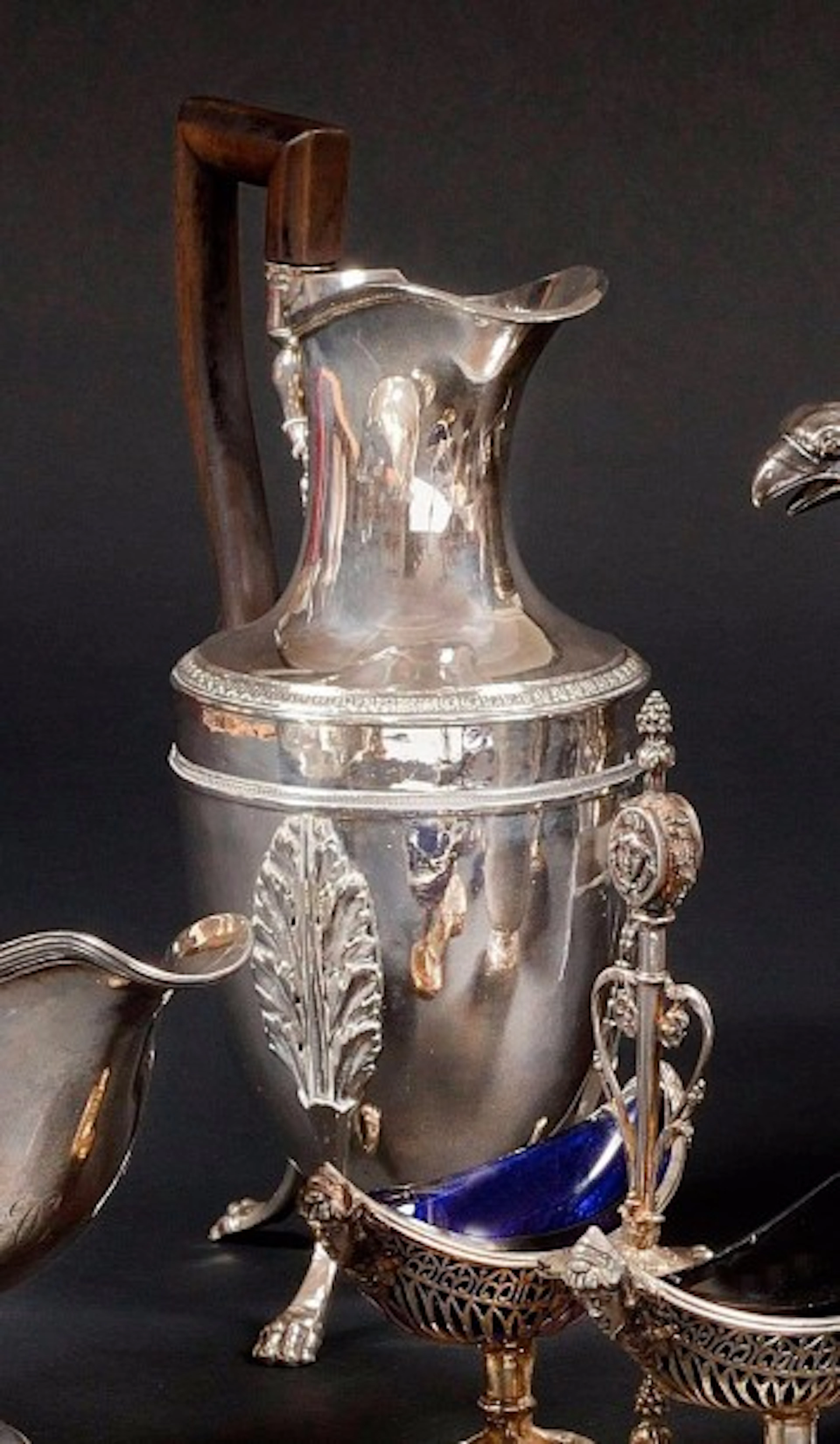 POT A EAU tripode en argent reposant sur trois pieds à griffes...