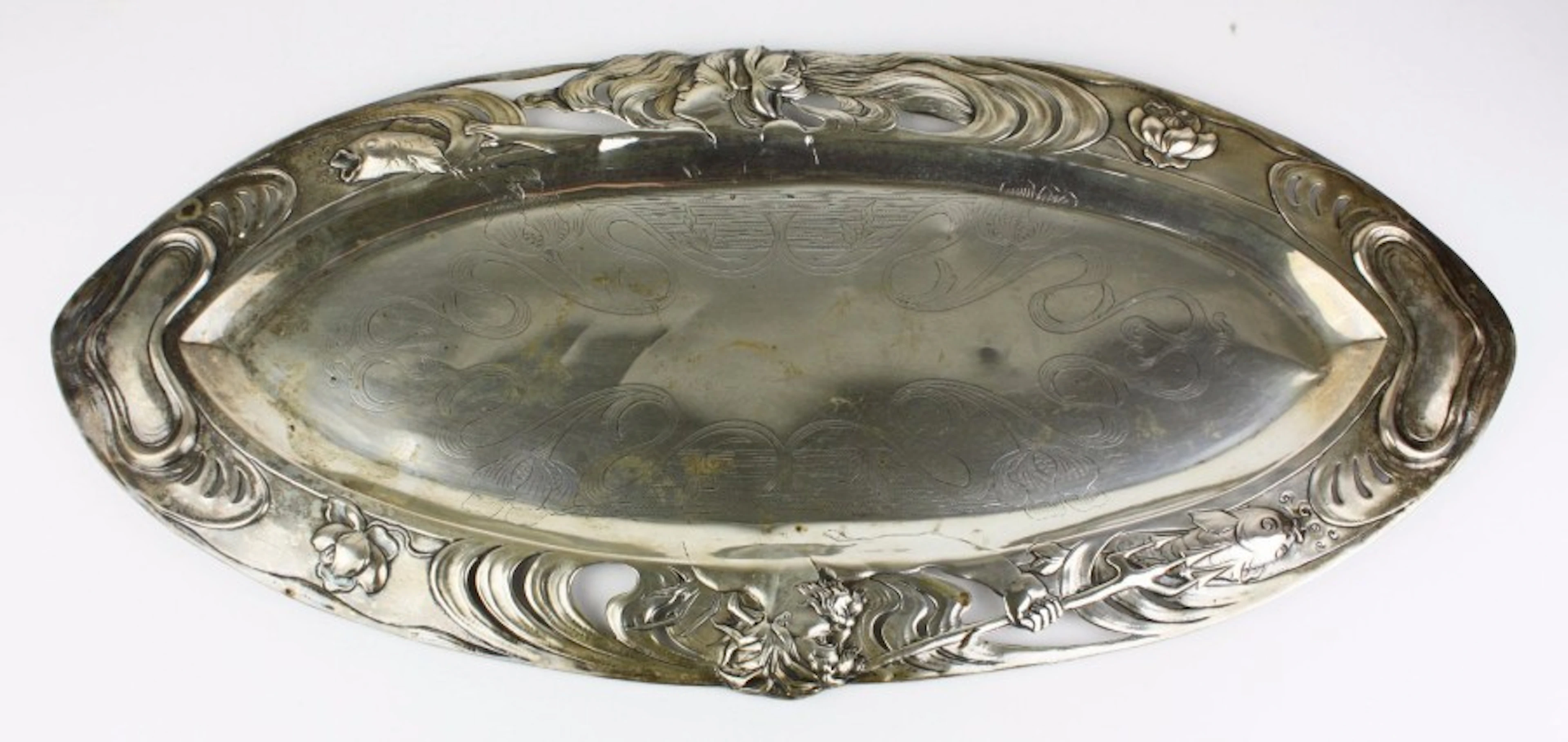 PLAT A POISSONS en argent ciselé et ajouré