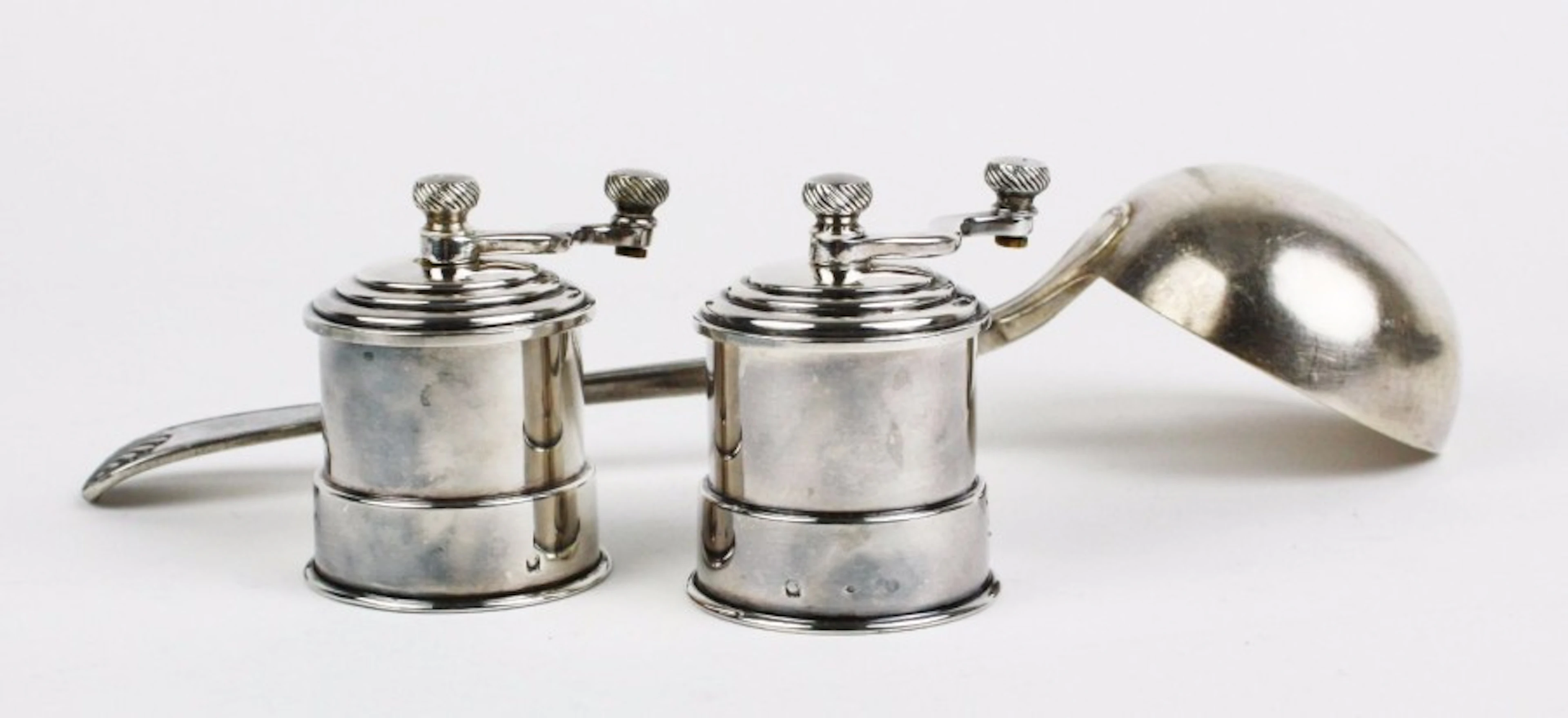 Ensemble en argent comprenant : DEUX MOULINS en argent de marque...