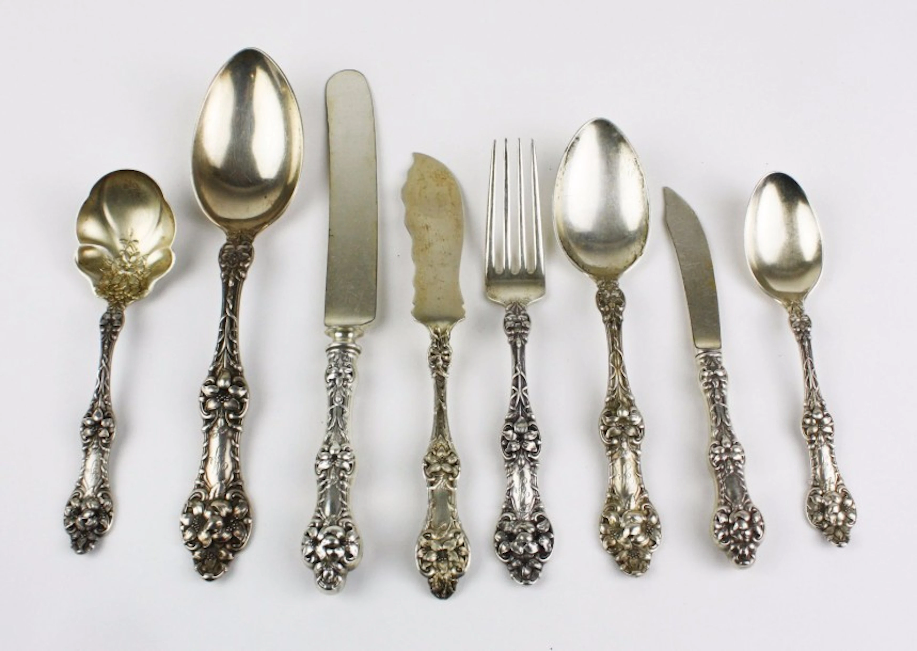 PARTIE DE MENAGERE en argent anglais (Sterling) richement ciselée...