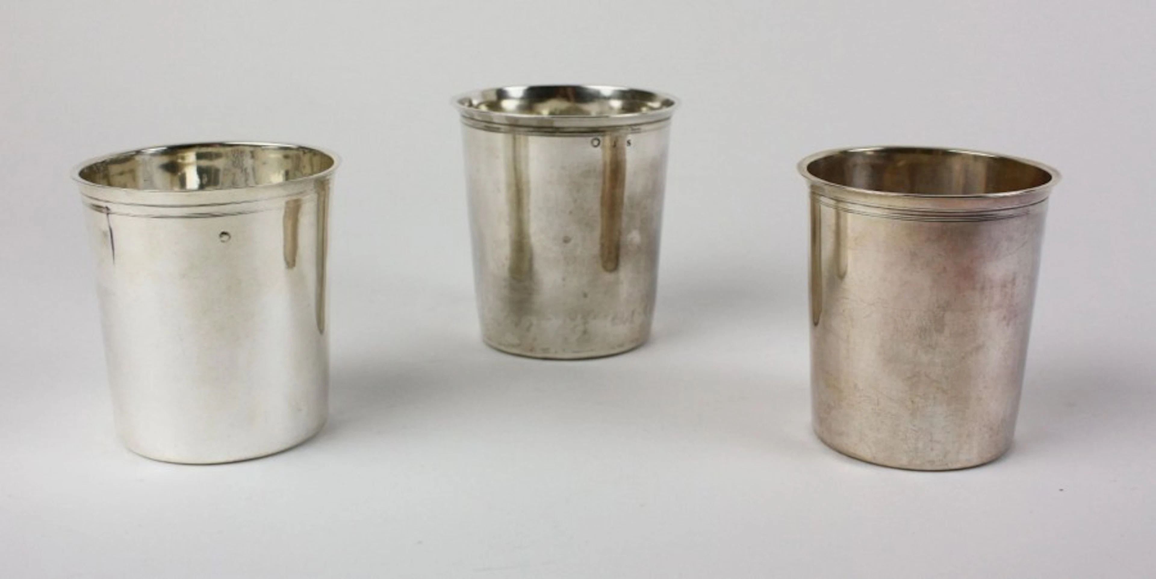 Lot de TROIS TIMBALES droites en argent uni de taille différente Poinçon