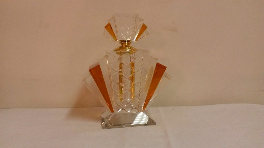 FLACON A PARFUM en cristal taillé Haut : 27 cm Larg : 22 cm - Osenat