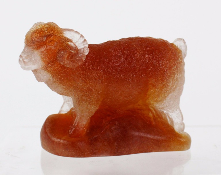 DAUM CRISTAL Sujet en cristal teinté parme representant un bélier...