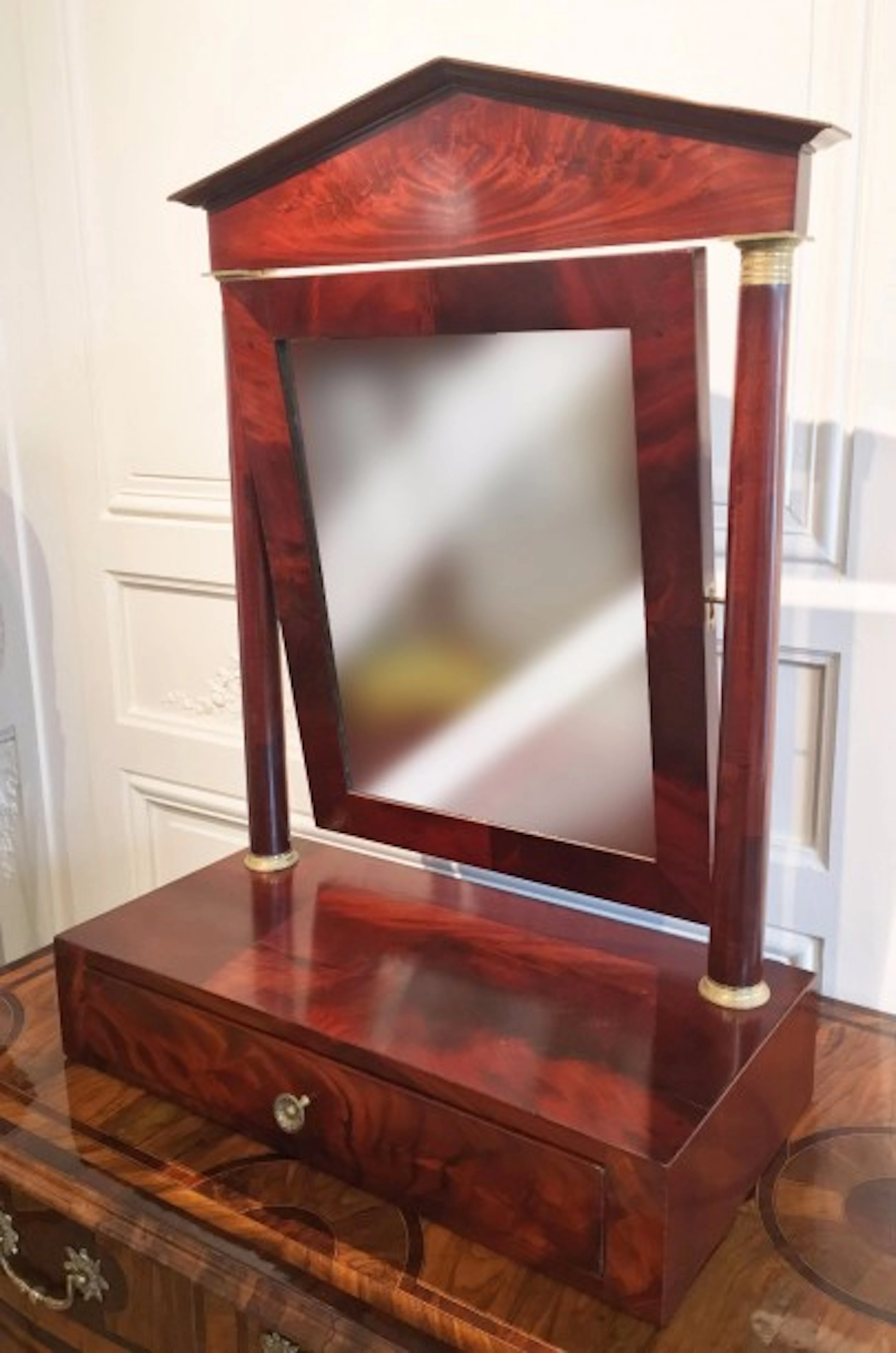 PSYCHE DE TABLE à miroir mobile en placage d'acajou à montants colonnes baguées