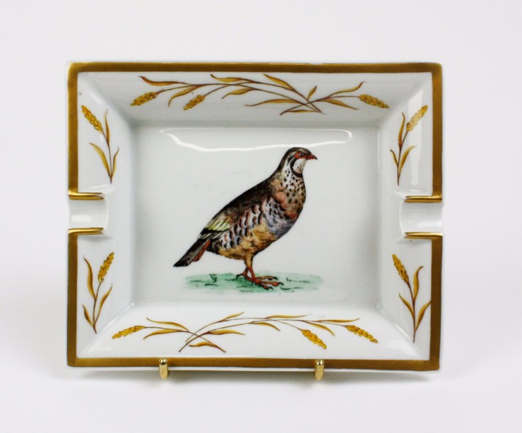 HERMES PARIS Cendrier en porcelaine polychrome et or à fond blanc