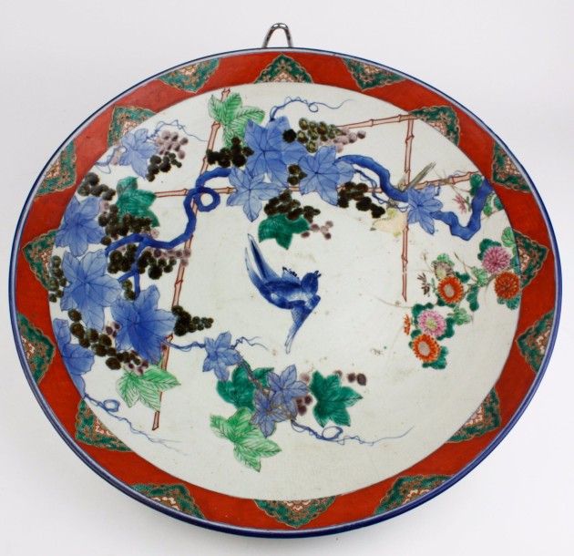 Grand PLAT en porcelaine de Chine à décor emaillé de fleurs