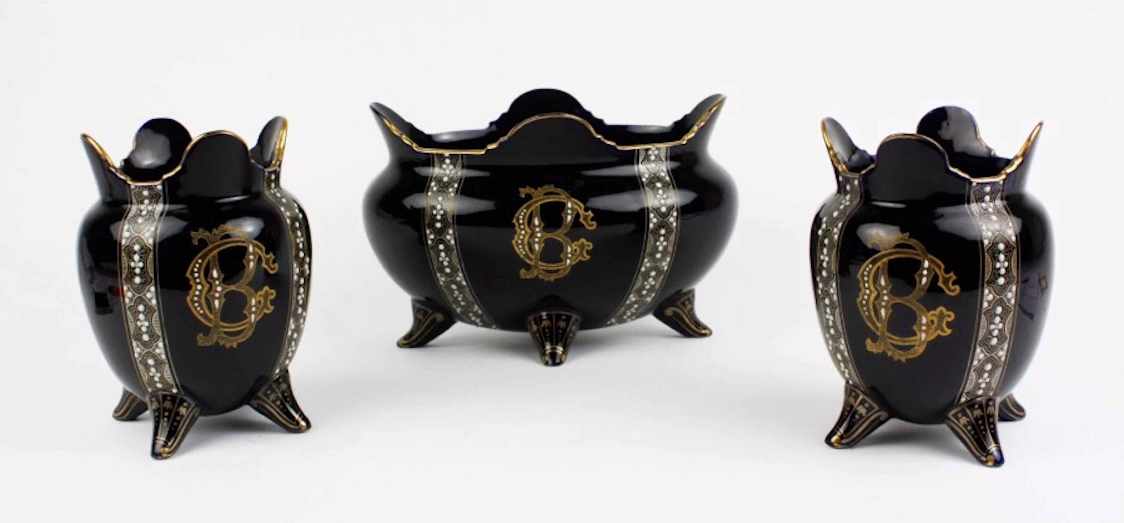 GIEN Garniture de cheminée en faience vernissée bleue et or à...
