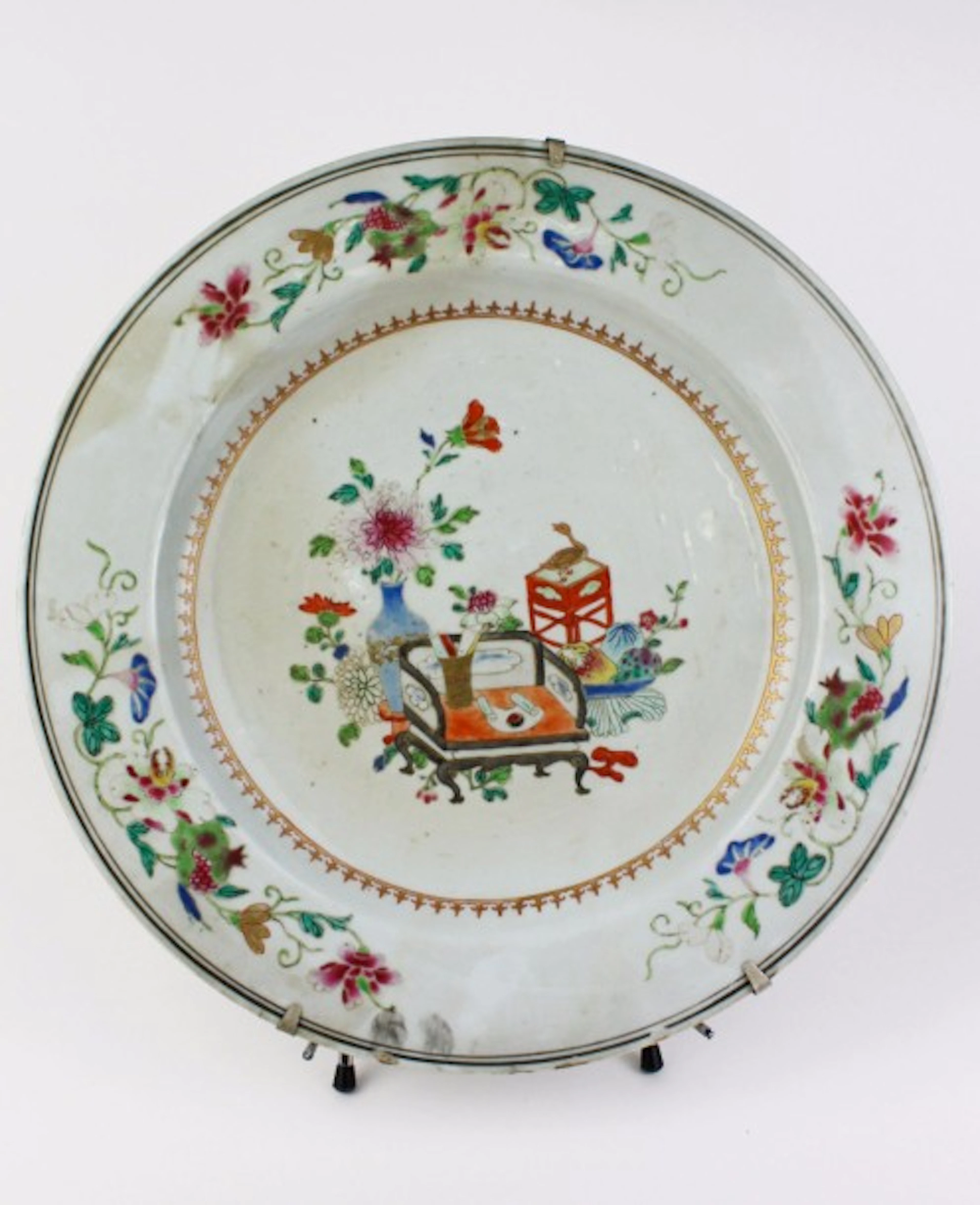 COMPAGNIE DES INDES Grand plat circulaire en porcelaine polychrome...