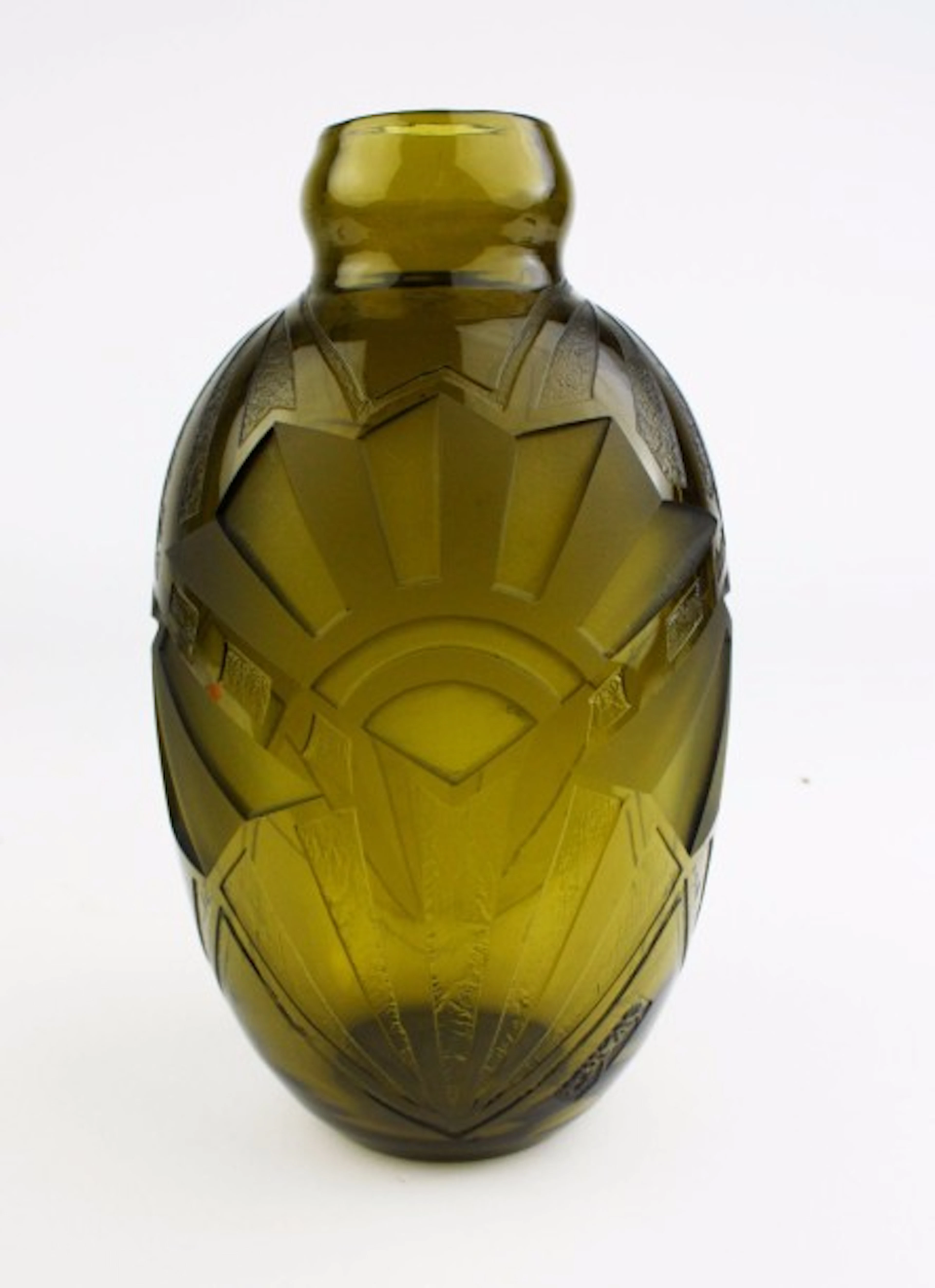 LEGRAS Vase ovoïde à col resserré en verre teinté vert à décor...